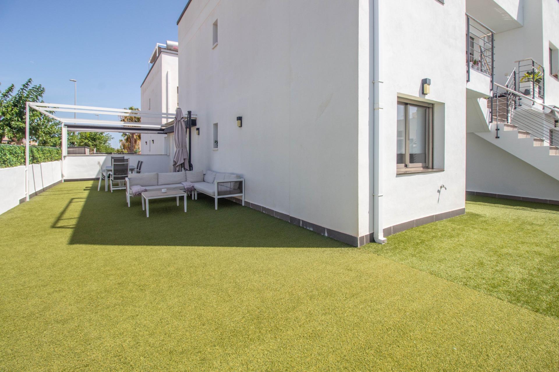 Bungalow en Torre de la Horadada: Mar, Terraza y Piscina, Descubre este bungalow en planta baja en Pilar de la Horadada, a 600m de la playa. Disfruta de su terraza privada de 93m², piscina y 2 hab. ¡Tu oasis en Alicant