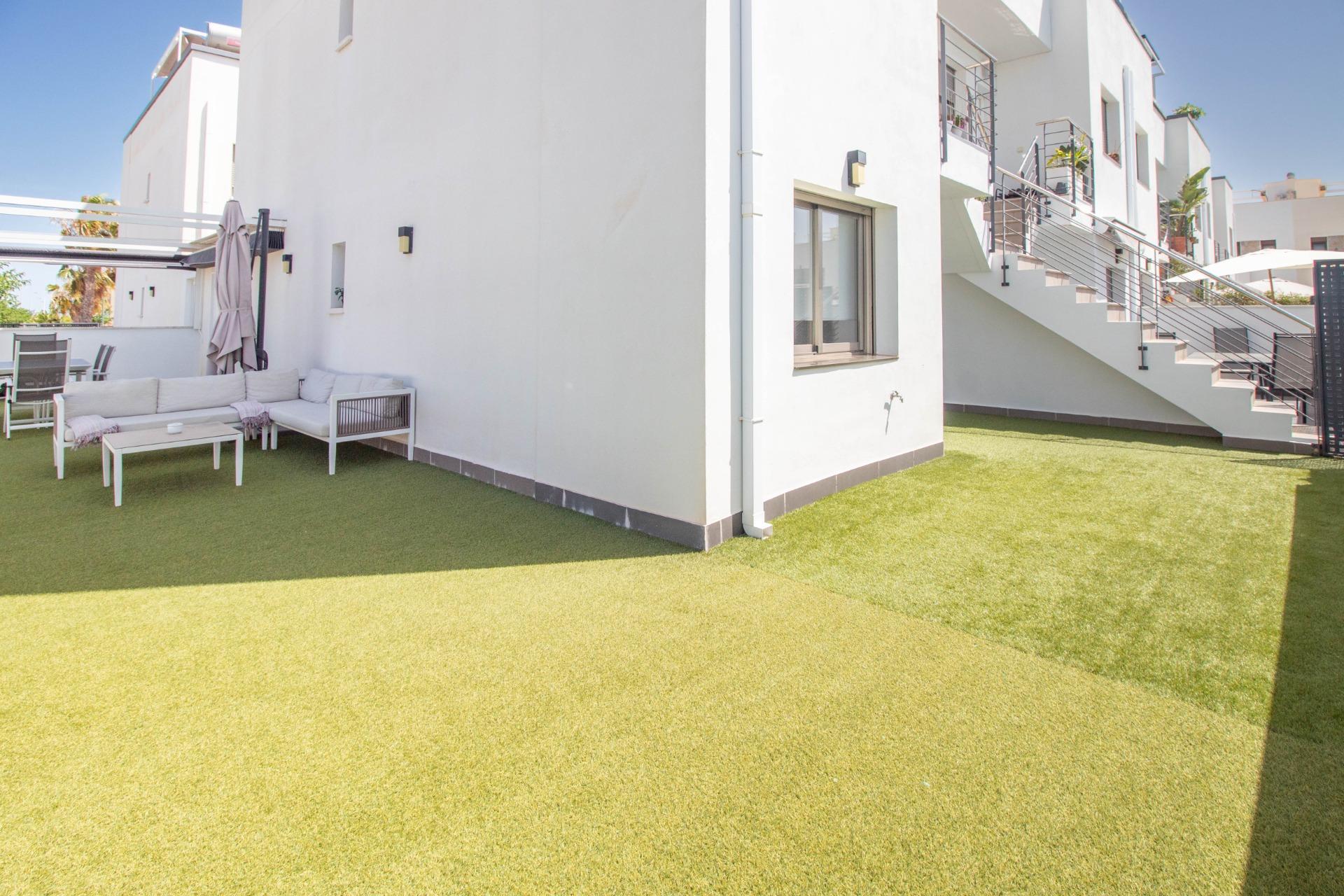 Bungalow en Torre de la Horadada: Mar, Terraza y Piscina, Descubre este bungalow en planta baja en Pilar de la Horadada, a 600m de la playa. Disfruta de su terraza privada de 93m², piscina y 2 hab. ¡Tu oasis en Alicant