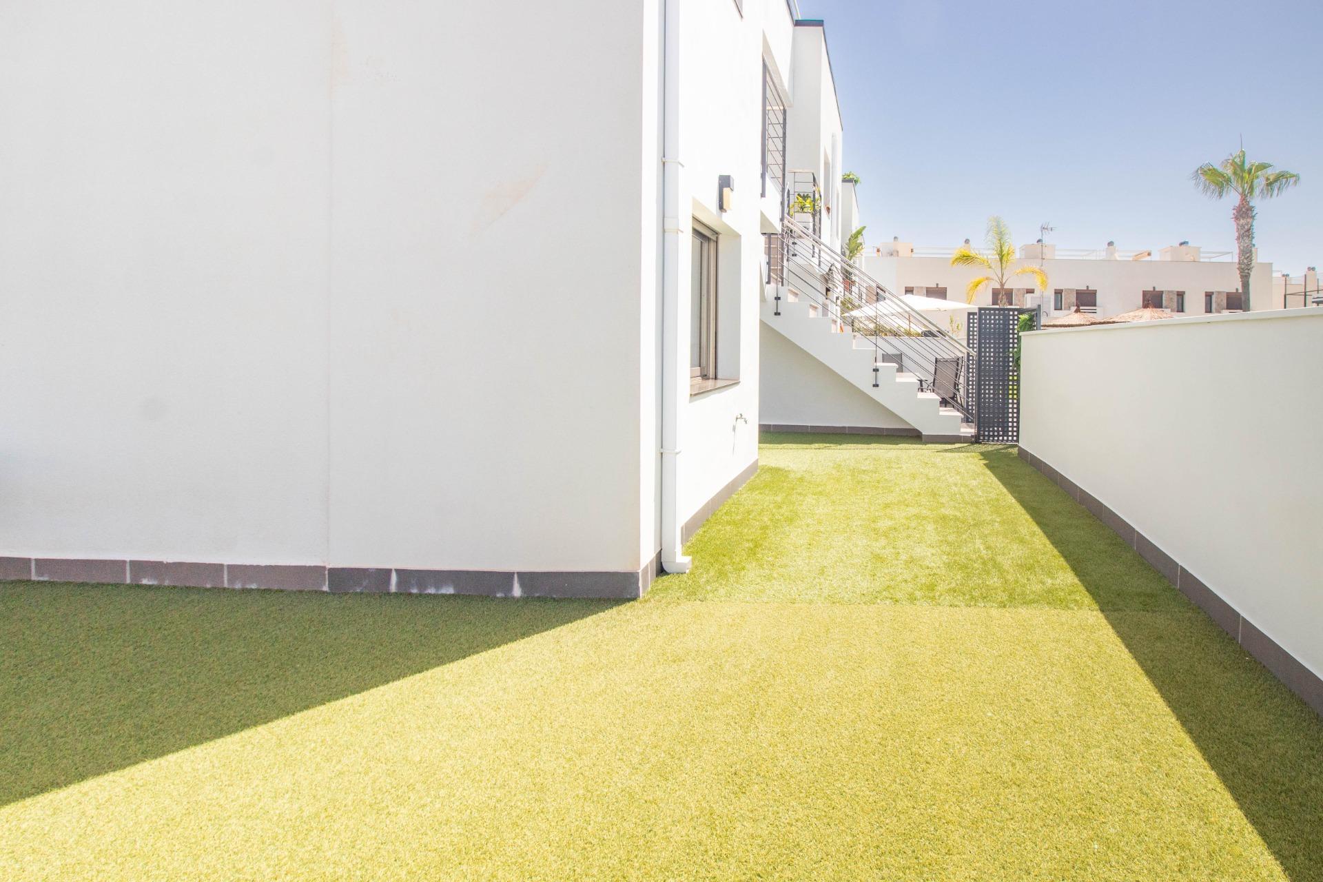 Bungalow en Torre de la Horadada: Mar, Terraza y Piscina, Descubre este bungalow en planta baja en Pilar de la Horadada, a 600m de la playa. Disfruta de su terraza privada de 93m², piscina y 2 hab. ¡Tu oasis en Alicant