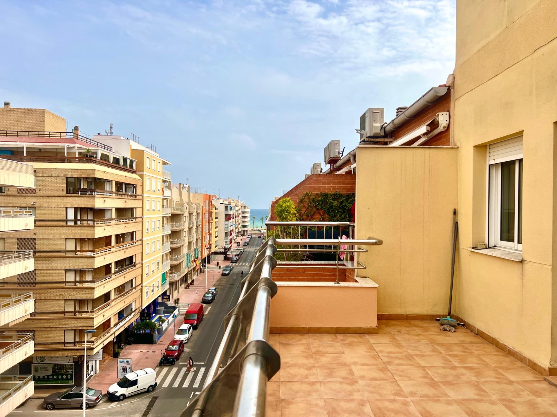 Ático Exclusivo en Torrevieja: Vistas Despejadas, Cerca del Mar, Ático de ensueño en Playa del Cura, Torrevieja. 2 hab, 2 baños, terraza con vistas. A 10 min de la playa. Clima mediterráneo y servicios. ¡Tu hogar por 199.900€