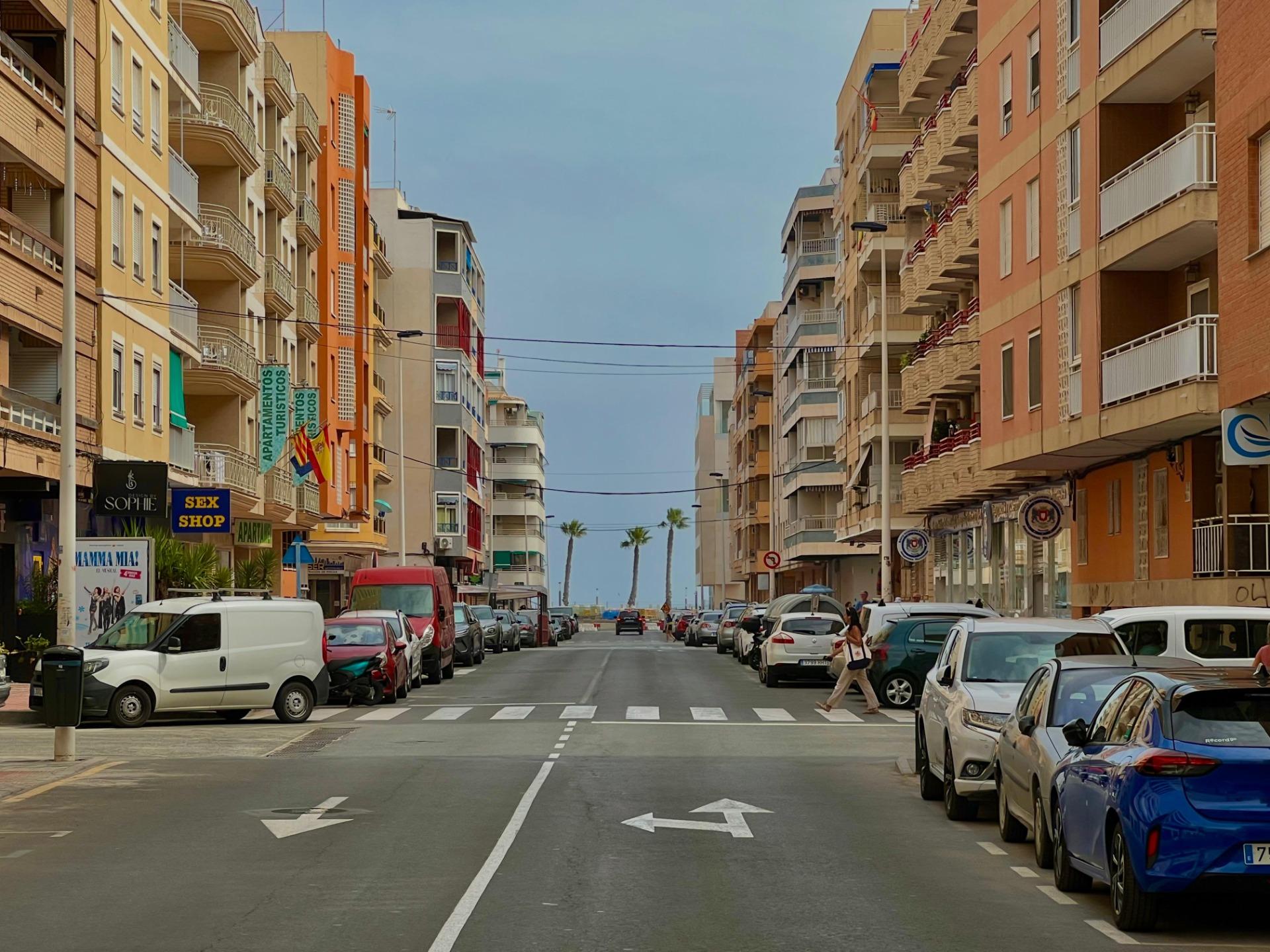 Ático Exclusivo en Torrevieja: Vistas Despejadas, Cerca del Mar, Ático de ensueño en Playa del Cura, Torrevieja. 2 hab, 2 baños, terraza con vistas. A 10 min de la playa. Clima mediterráneo y servicios. ¡Tu hogar por 199.900€