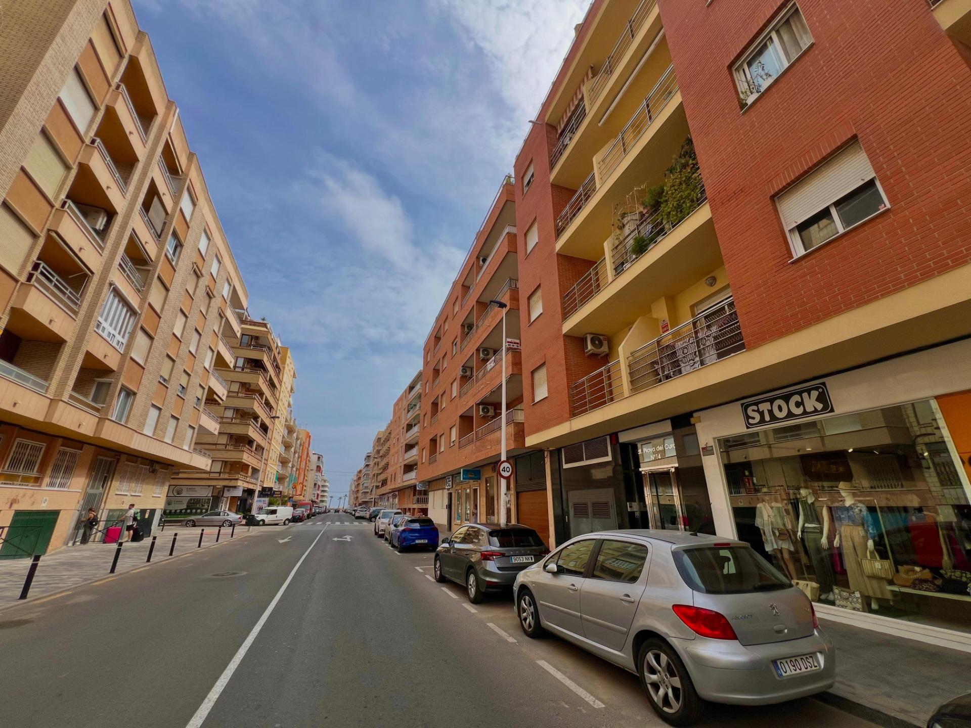 Ático Exclusivo en Torrevieja: Vistas Despejadas, Cerca del Mar, Ático de ensueño en Playa del Cura, Torrevieja. 2 hab, 2 baños, terraza con vistas. A 10 min de la playa. Clima mediterráneo y servicios. ¡Tu hogar por 199.900€