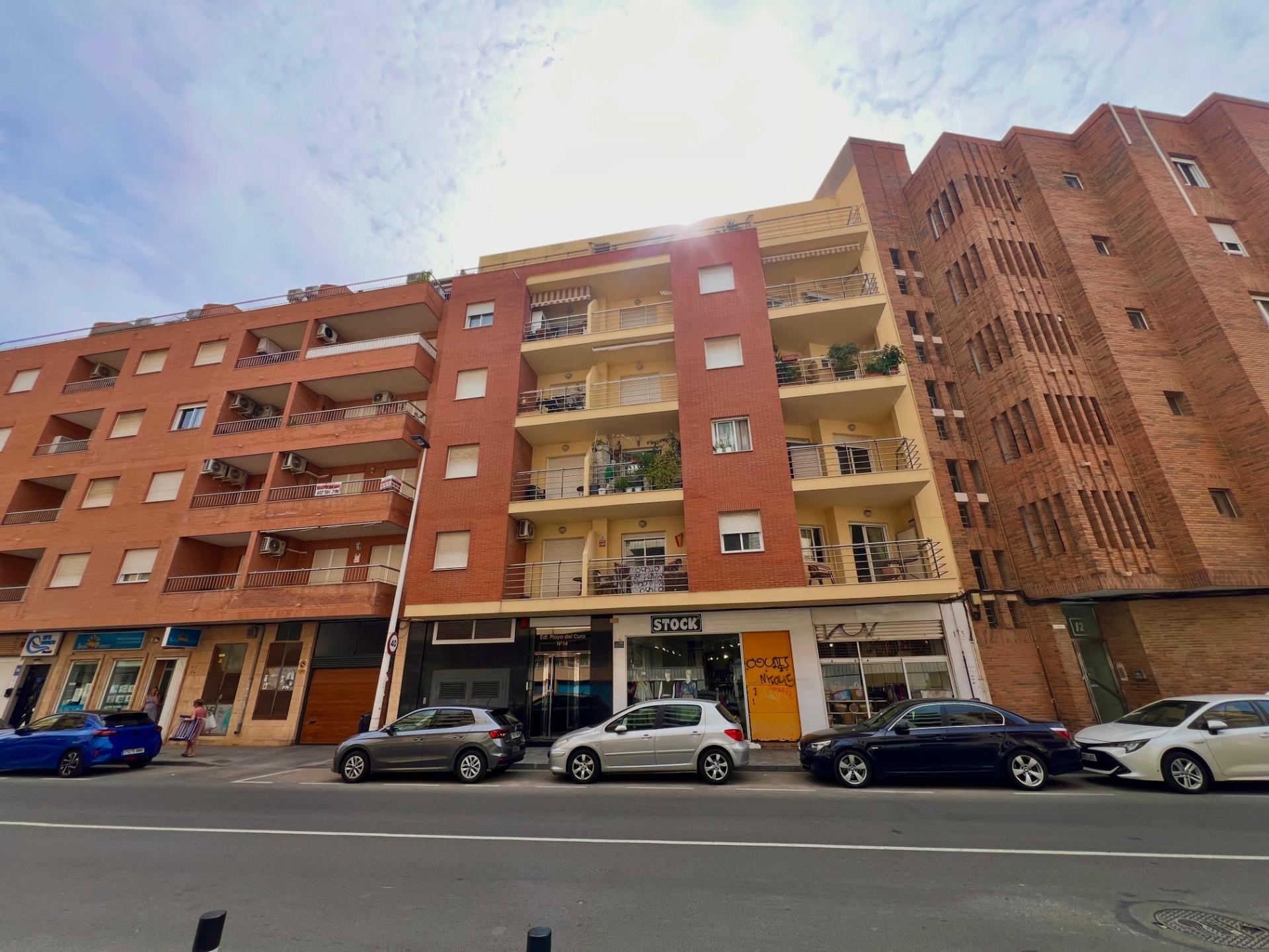 Ático Exclusivo en Torrevieja: Vistas Despejadas, Cerca del Mar, Ático de ensueño en Playa del Cura, Torrevieja. 2 hab, 2 baños, terraza con vistas. A 10 min de la playa. Clima mediterráneo y servicios. ¡Tu hogar por 199.900€