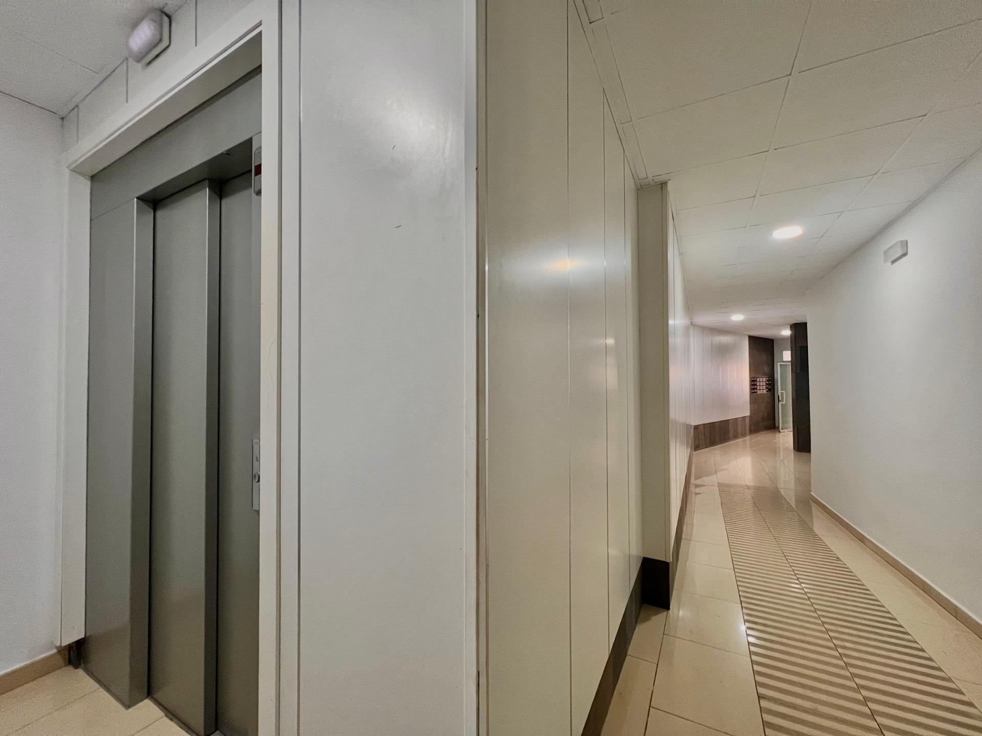 Ático Exclusivo en Torrevieja: Vistas Despejadas, Cerca del Mar, Ático de ensueño en Playa del Cura, Torrevieja. 2 hab, 2 baños, terraza con vistas. A 10 min de la playa. Clima mediterráneo y servicios. ¡Tu hogar por 199.900€