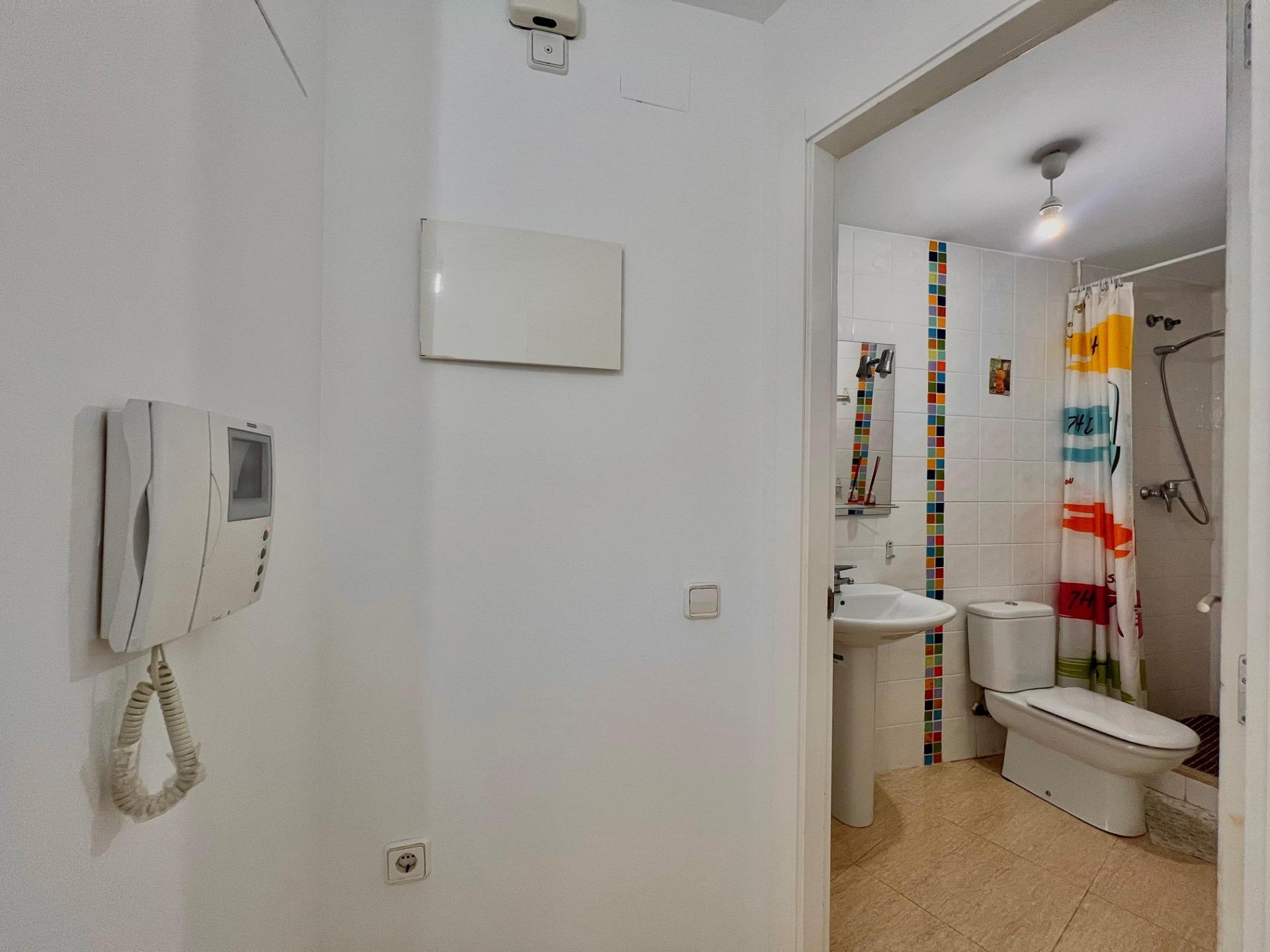 Ático Exclusivo en Torrevieja: Vistas Despejadas, Cerca del Mar, Ático de ensueño en Playa del Cura, Torrevieja. 2 hab, 2 baños, terraza con vistas. A 10 min de la playa. Clima mediterráneo y servicios. ¡Tu hogar por 199.900€