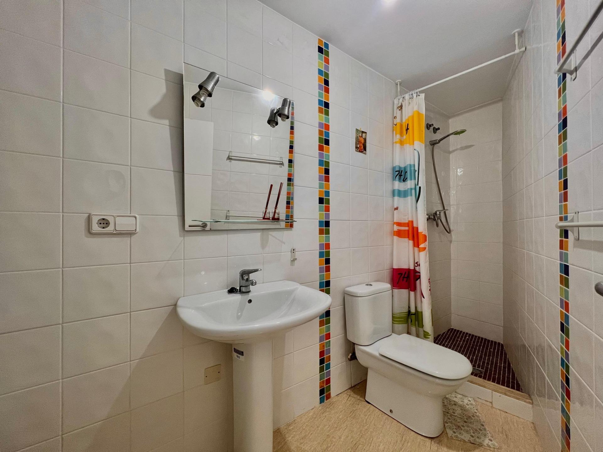Ático Exclusivo en Torrevieja: Vistas Despejadas, Cerca del Mar, Ático de ensueño en Playa del Cura, Torrevieja. 2 hab, 2 baños, terraza con vistas. A 10 min de la playa. Clima mediterráneo y servicios. ¡Tu hogar por 199.900€