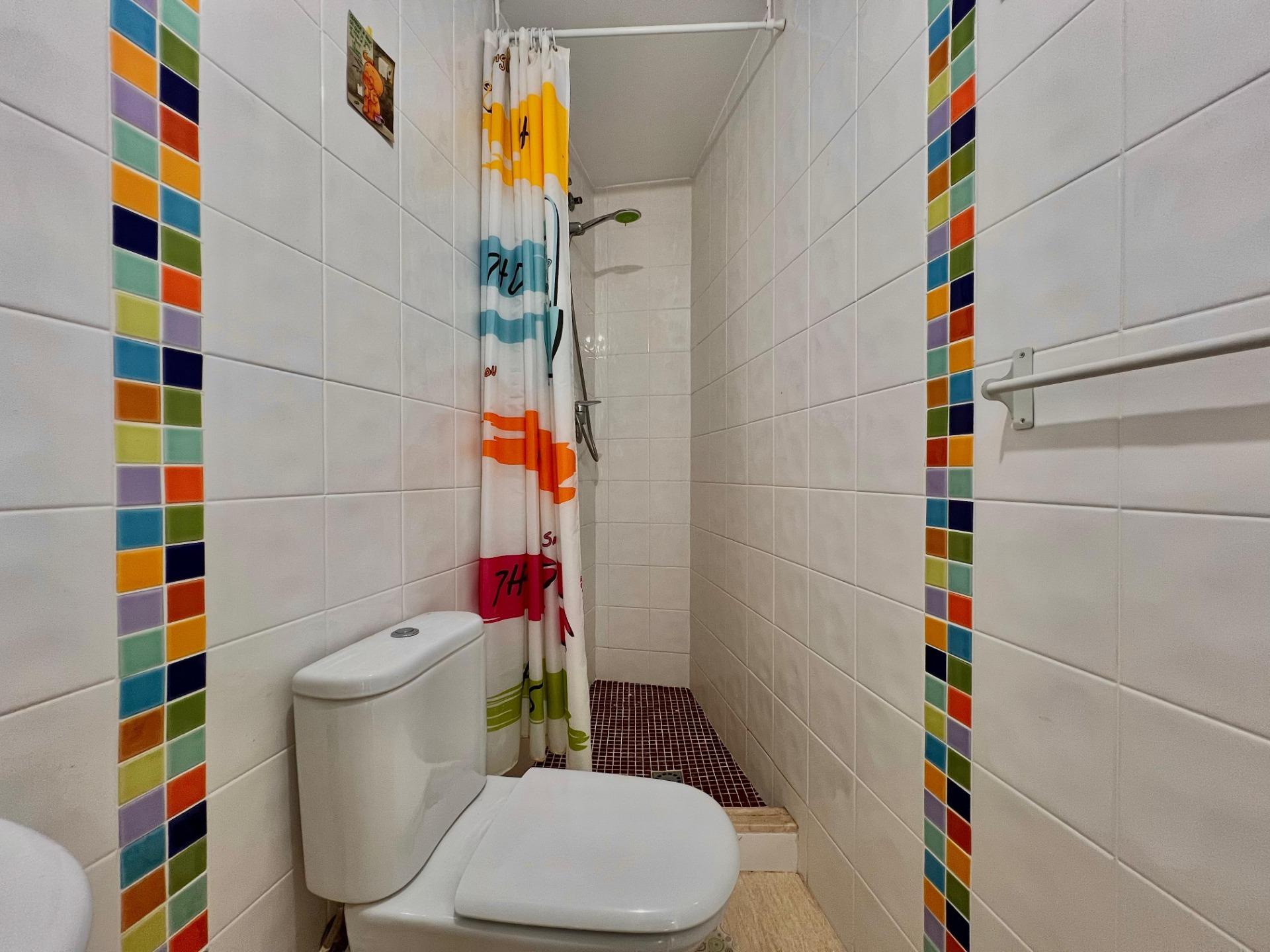 Ático Exclusivo en Torrevieja: Vistas Despejadas, Cerca del Mar, Ático de ensueño en Playa del Cura, Torrevieja. 2 hab, 2 baños, terraza con vistas. A 10 min de la playa. Clima mediterráneo y servicios. ¡Tu hogar por 199.900€