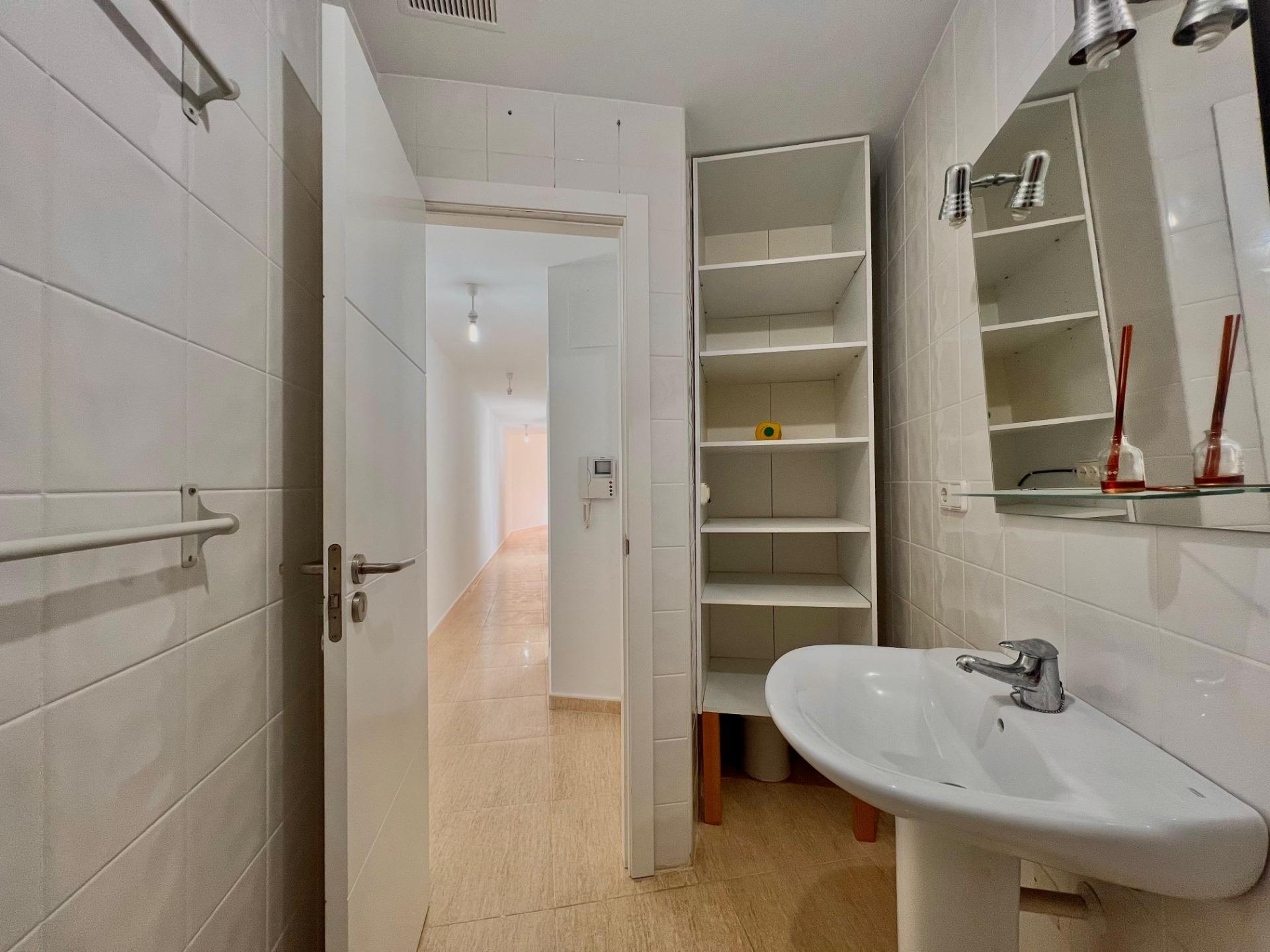 Ático Exclusivo en Torrevieja: Vistas Despejadas, Cerca del Mar, Ático de ensueño en Playa del Cura, Torrevieja. 2 hab, 2 baños, terraza con vistas. A 10 min de la playa. Clima mediterráneo y servicios. ¡Tu hogar por 199.900€