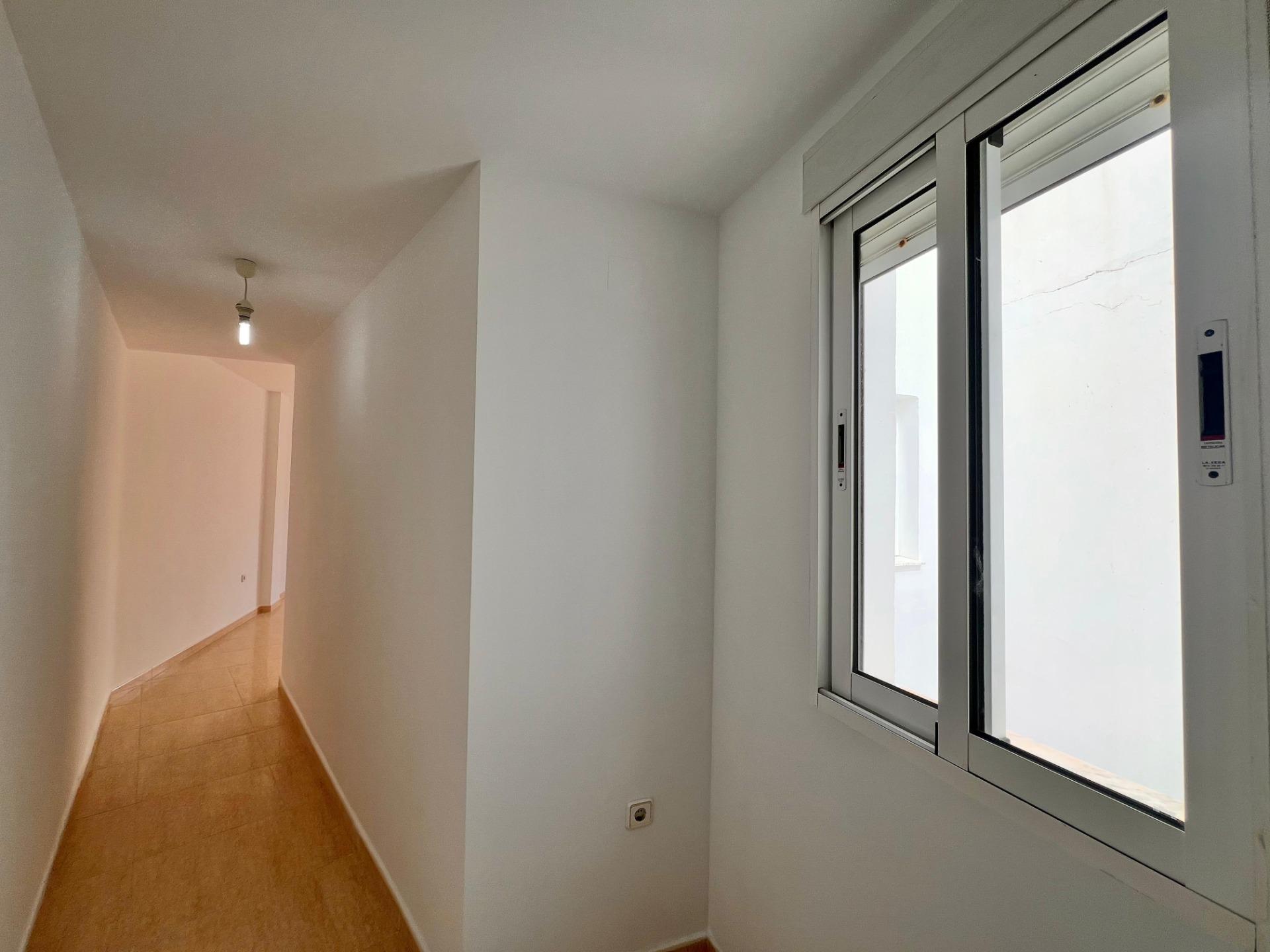 Ático Exclusivo en Torrevieja: Vistas Despejadas, Cerca del Mar, Ático de ensueño en Playa del Cura, Torrevieja. 2 hab, 2 baños, terraza con vistas. A 10 min de la playa. Clima mediterráneo y servicios. ¡Tu hogar por 199.900€