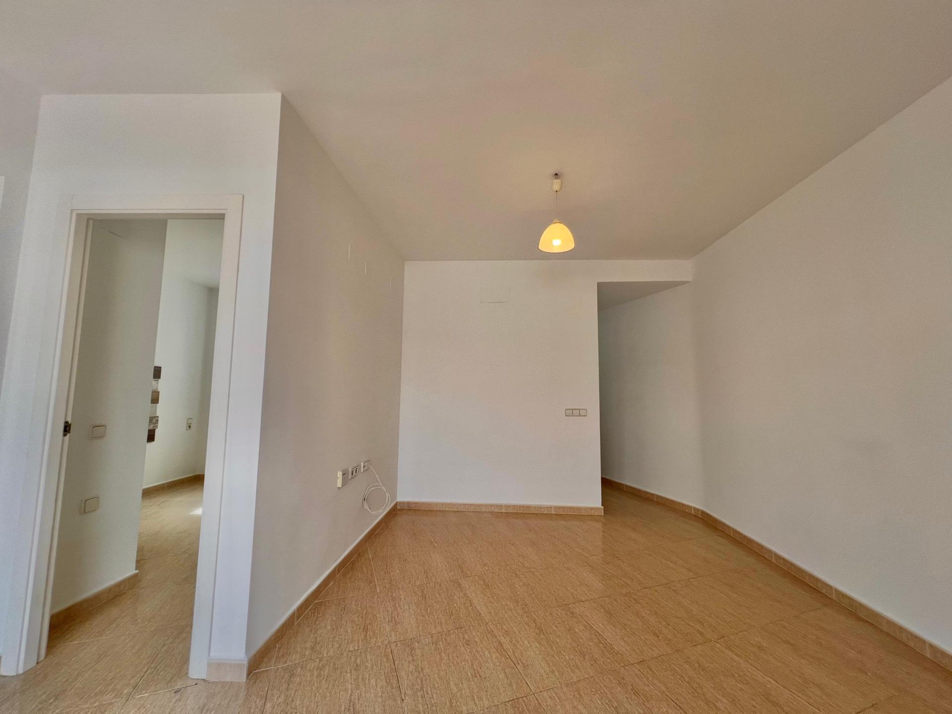 Ático Exclusivo en Torrevieja: Vistas Despejadas, Cerca del Mar, Ático de ensueño en Playa del Cura, Torrevieja. 2 hab, 2 baños, terraza con vistas. A 10 min de la playa. Clima mediterráneo y servicios. ¡Tu hogar por 199.900€