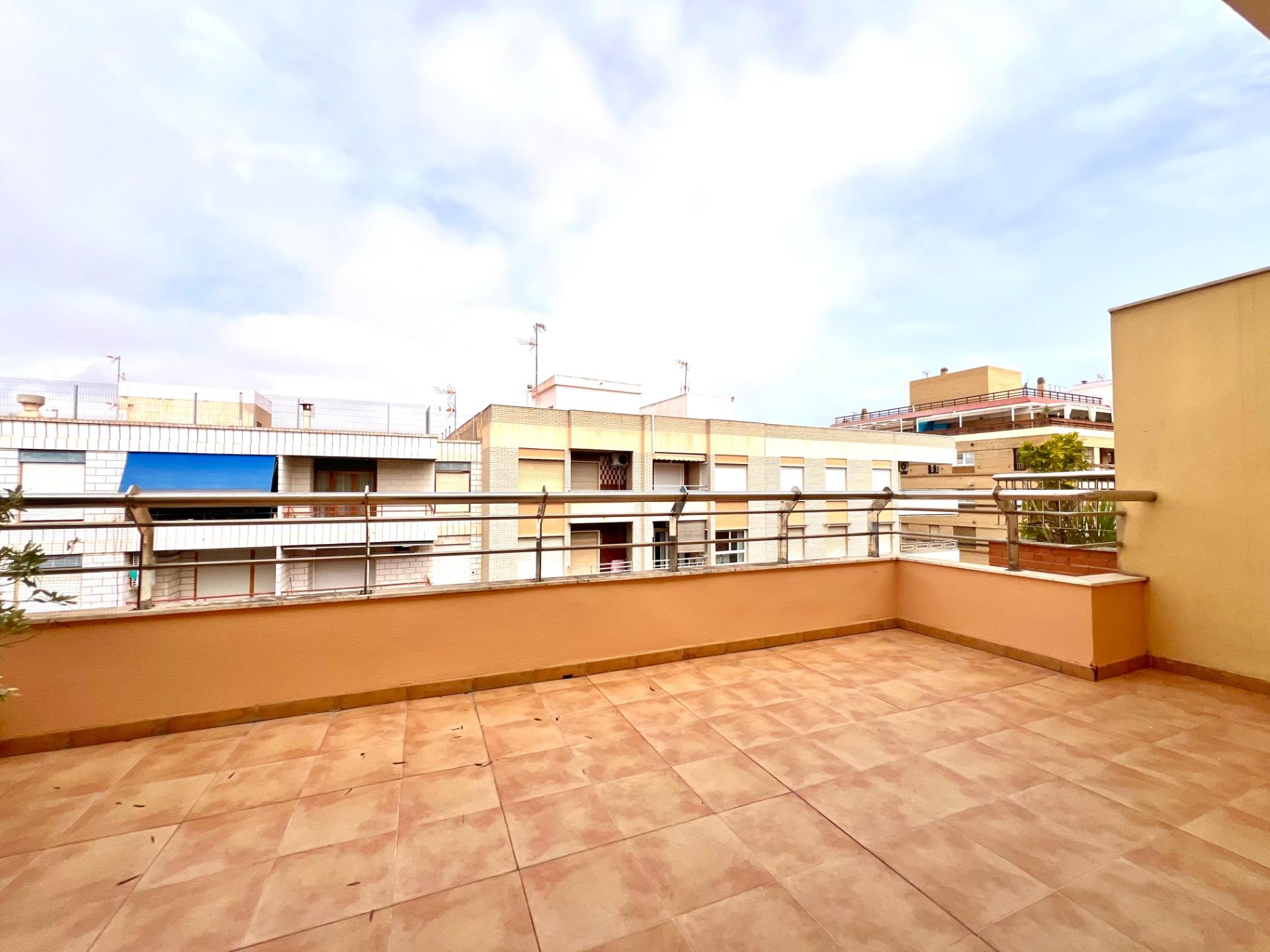 Ático Exclusivo en Torrevieja: Vistas Despejadas, Cerca del Mar, Ático de ensueño en Playa del Cura, Torrevieja. 2 hab, 2 baños, terraza con vistas. A 10 min de la playa. Clima mediterráneo y servicios. ¡Tu hogar por 199.900€