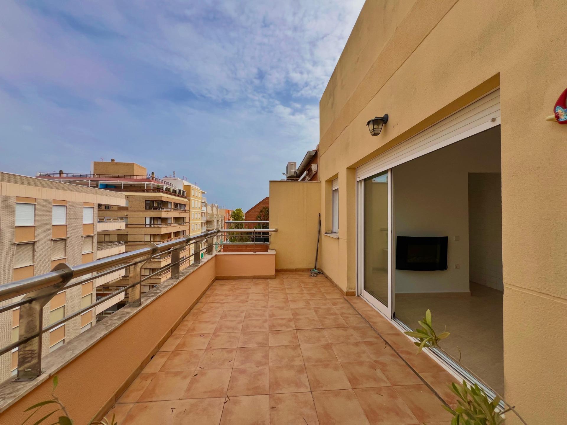Ático Exclusivo en Torrevieja: Vistas Despejadas, Cerca del Mar, Ático de ensueño en Playa del Cura, Torrevieja. 2 hab, 2 baños, terraza con vistas. A 10 min de la playa. Clima mediterráneo y servicios. ¡Tu hogar por 199.900€