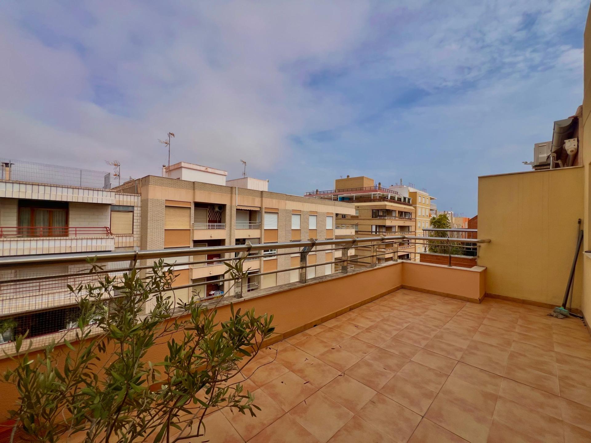 Ático Exclusivo en Torrevieja: Vistas Despejadas, Cerca del Mar, Ático de ensueño en Playa del Cura, Torrevieja. 2 hab, 2 baños, terraza con vistas. A 10 min de la playa. Clima mediterráneo y servicios. ¡Tu hogar por 199.900€