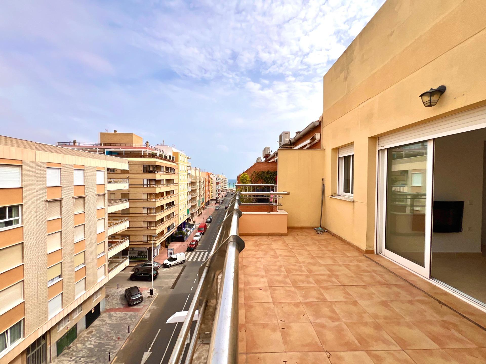 Ático Exclusivo en Torrevieja: Vistas Despejadas, Cerca del Mar, Ático de ensueño en Playa del Cura, Torrevieja. 2 hab, 2 baños, terraza con vistas. A 10 min de la playa. Clima mediterráneo y servicios. ¡Tu hogar por 199.900€