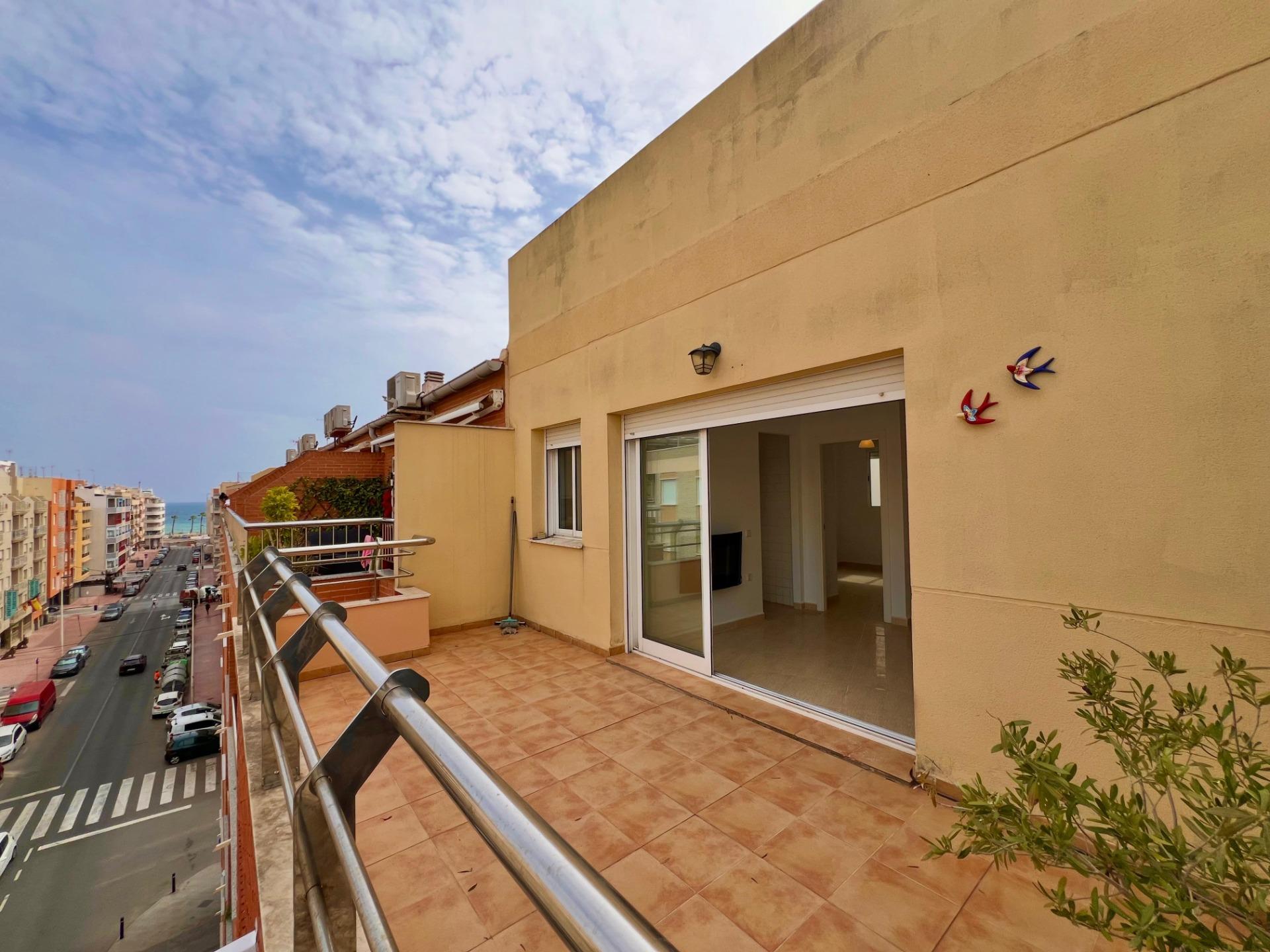 Ático Exclusivo en Torrevieja: Vistas Despejadas, Cerca del Mar, Ático de ensueño en Playa del Cura, Torrevieja. 2 hab, 2 baños, terraza con vistas. A 10 min de la playa. Clima mediterráneo y servicios. ¡Tu hogar por 199.900€