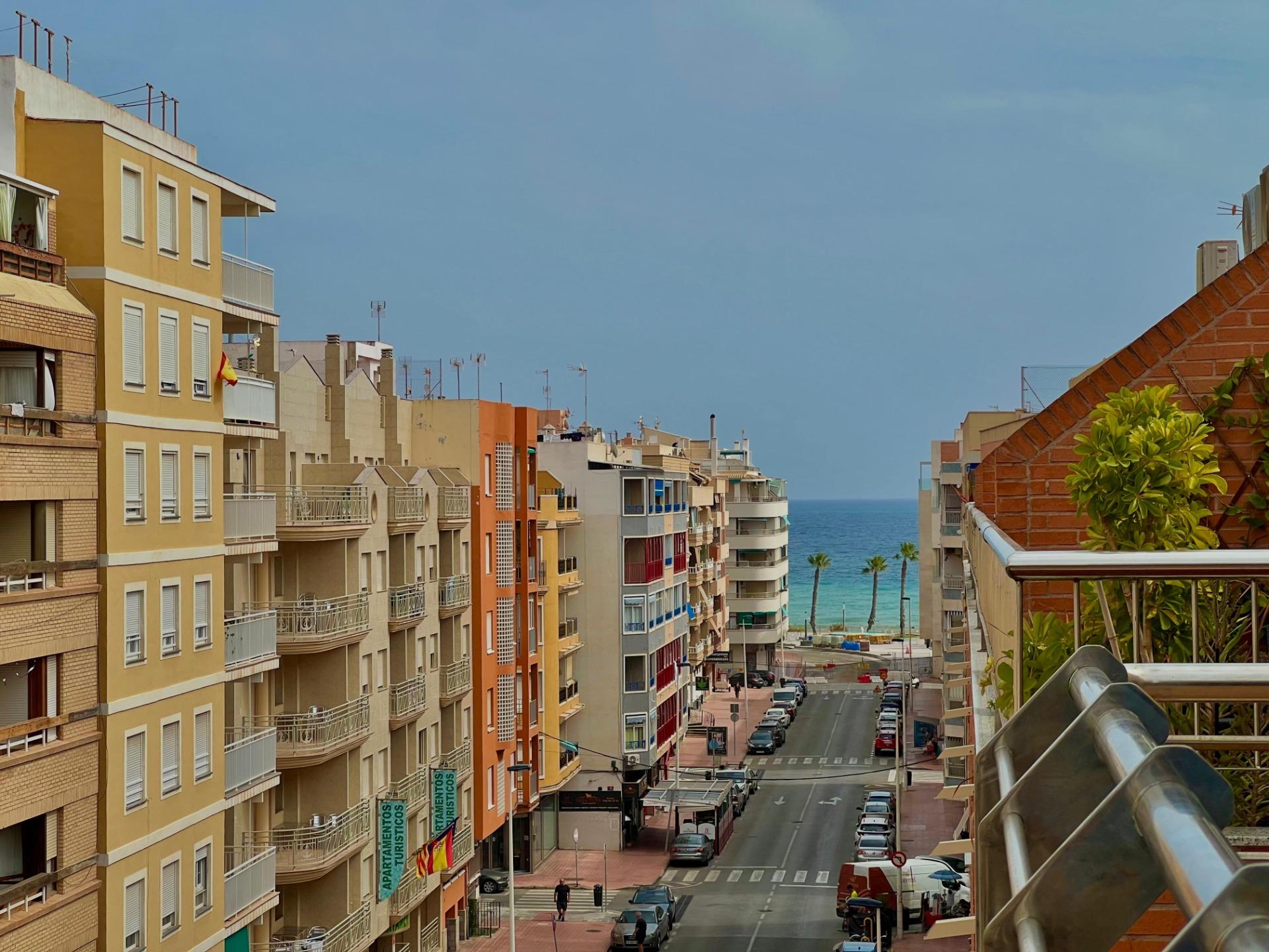 Ático Exclusivo en Torrevieja: Vistas Despejadas, Cerca del Mar, Ático de ensueño en Playa del Cura, Torrevieja. 2 hab, 2 baños, terraza con vistas. A 10 min de la playa. Clima mediterráneo y servicios. ¡Tu hogar por 199.900€