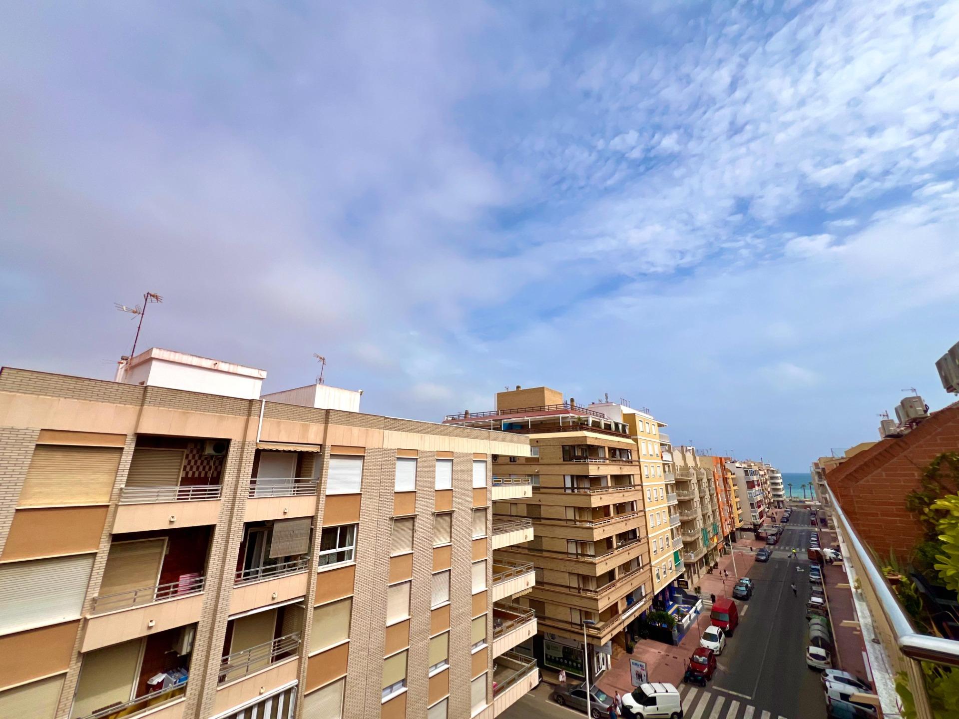 Ático Exclusivo en Torrevieja: Vistas Despejadas, Cerca del Mar, Ático de ensueño en Playa del Cura, Torrevieja. 2 hab, 2 baños, terraza con vistas. A 10 min de la playa. Clima mediterráneo y servicios. ¡Tu hogar por 199.900€