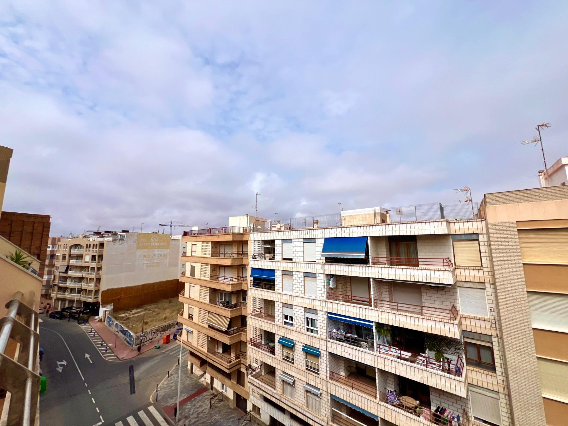 Ático Exclusivo en Torrevieja: Vistas Despejadas, Cerca del Mar, Ático de ensueño en Playa del Cura, Torrevieja. 2 hab, 2 baños, terraza con vistas. A 10 min de la playa. Clima mediterráneo y servicios. ¡Tu hogar por 199.900€