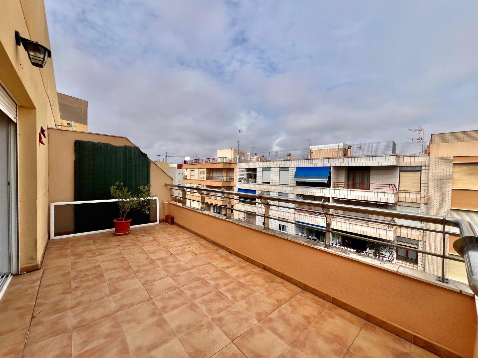 Ático Exclusivo en Torrevieja: Vistas Despejadas, Cerca del Mar, Ático de ensueño en Playa del Cura, Torrevieja. 2 hab, 2 baños, terraza con vistas. A 10 min de la playa. Clima mediterráneo y servicios. ¡Tu hogar por 199.900€