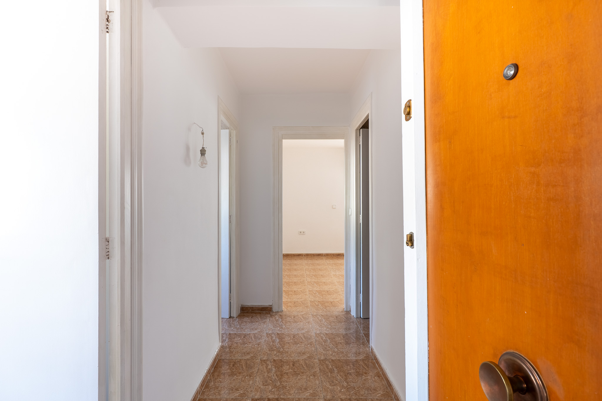 Calpe: Apartamento luminoso a 150m de la playa Arenal-Bol, Descubre este apartamento en Calpe, Costa Blanca. A 150m de Playa Arenal-Bol. 2 dorm, terraza 13m². Vive el Mediterráneo, ideal inversión o tu refugio costero.
