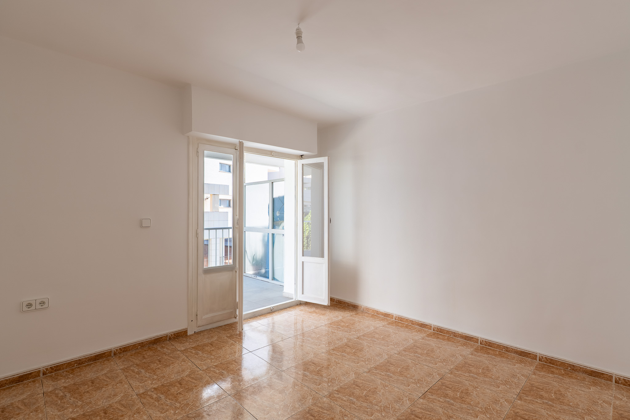 Calpe: Apartamento luminoso a 150m de la playa Arenal-Bol, Descubre este apartamento en Calpe, Costa Blanca. A 150m de Playa Arenal-Bol. 2 dorm, terraza 13m². Vive el Mediterráneo, ideal inversión o tu refugio costero.
