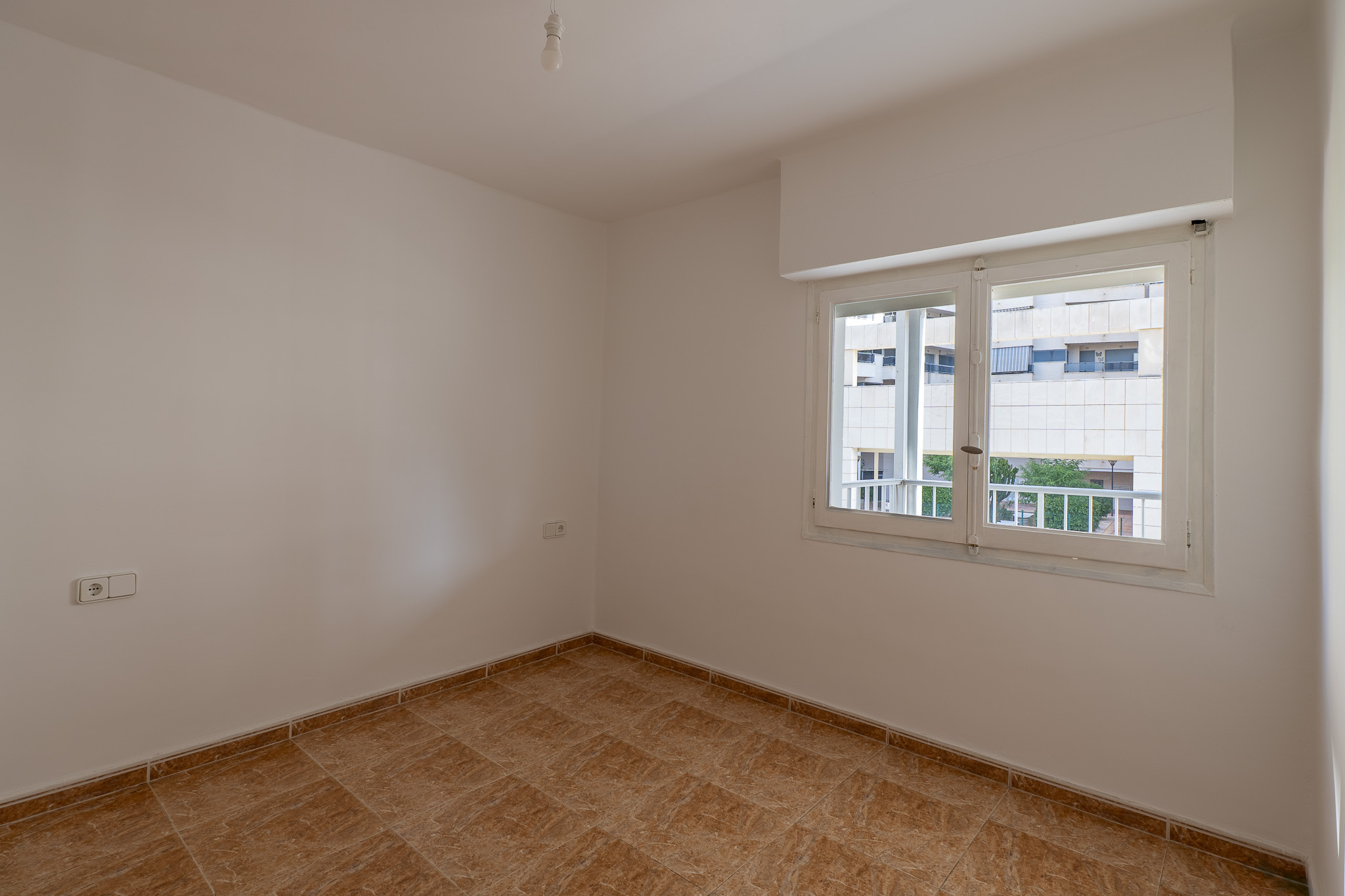 Calpe: Apartamento luminoso a 150m de la playa Arenal-Bol, Descubre este apartamento en Calpe, Costa Blanca. A 150m de Playa Arenal-Bol. 2 dorm, terraza 13m². Vive el Mediterráneo, ideal inversión o tu refugio costero.
