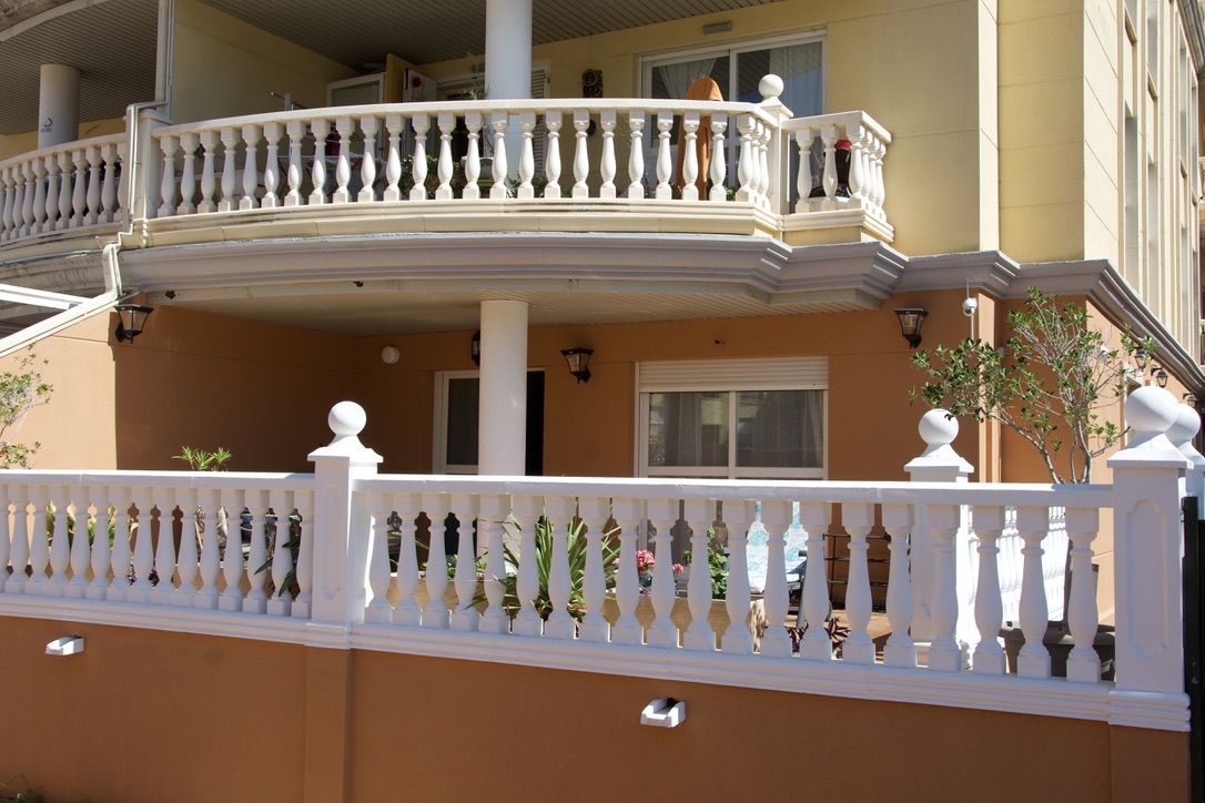 Apartamento Exclusivo en Denia: Terraza, Vistas y Ubicación Ideal, Descubre este apartamento en Denia, Costa Blanca. 3 dorm, 2 baños, gran terraza con vistas al Montgó. Amueblado, piscina y servicios a pie. ¡Tu vida mediterráne