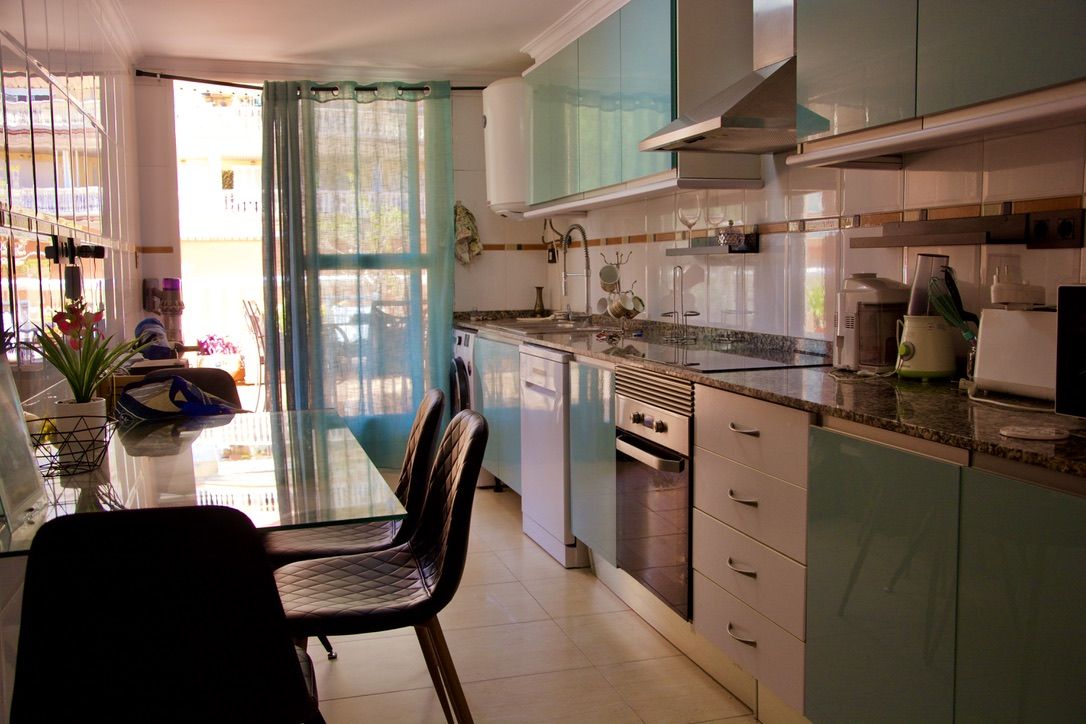 Apartamento Exclusivo en Denia: Terraza, Vistas y Ubicación Ideal, Descubre este apartamento en Denia, Costa Blanca. 3 dorm, 2 baños, gran terraza con vistas al Montgó. Amueblado, piscina y servicios a pie. ¡Tu vida mediterráne