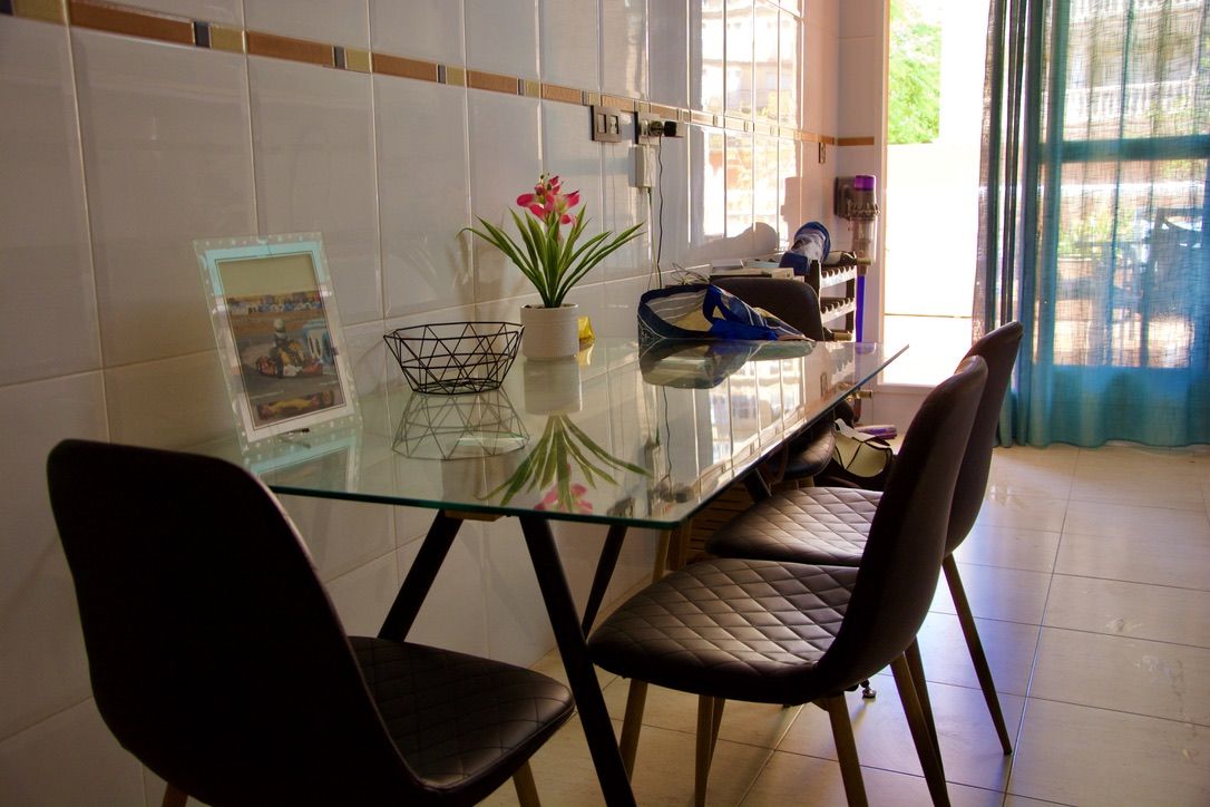 Apartamento Exclusivo en Denia: Terraza, Vistas y Ubicación Ideal, Descubre este apartamento en Denia, Costa Blanca. 3 dorm, 2 baños, gran terraza con vistas al Montgó. Amueblado, piscina y servicios a pie. ¡Tu vida mediterráne