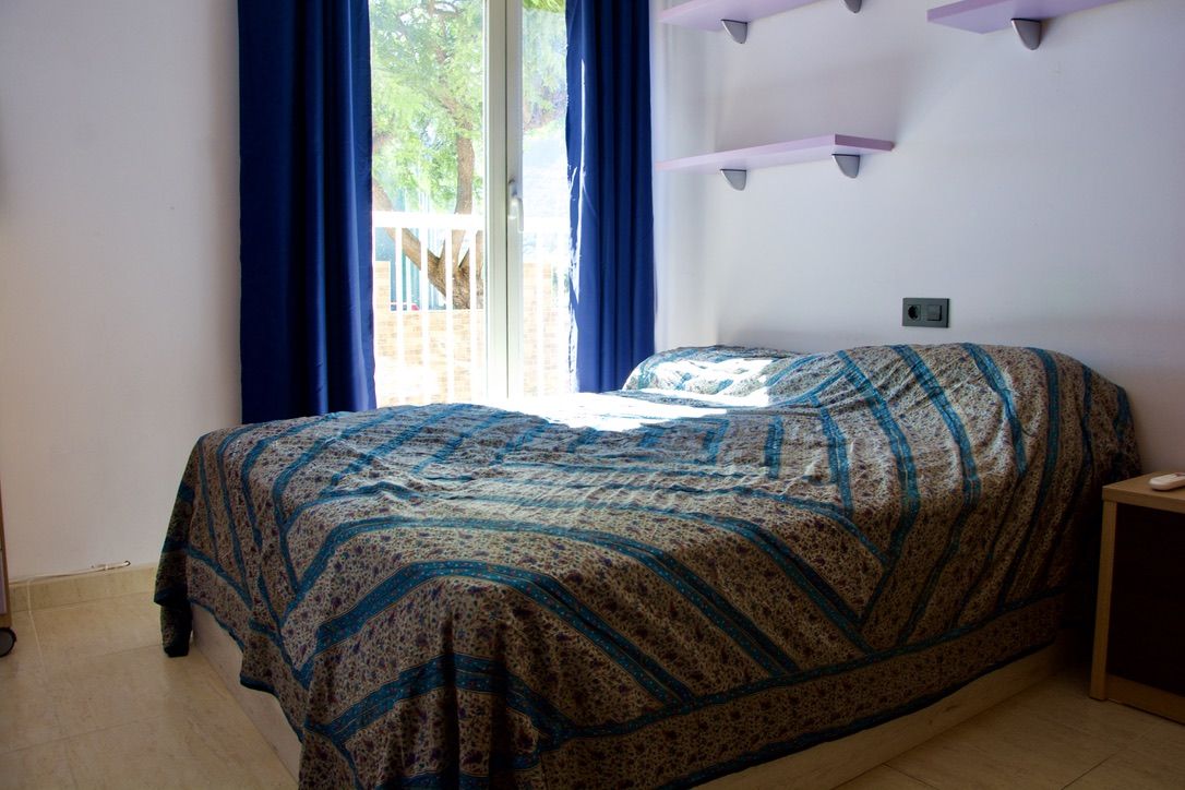 Apartamento Exclusivo en Denia: Terraza, Vistas y Ubicación Ideal, Descubre este apartamento en Denia, Costa Blanca. 3 dorm, 2 baños, gran terraza con vistas al Montgó. Amueblado, piscina y servicios a pie. ¡Tu vida mediterráne