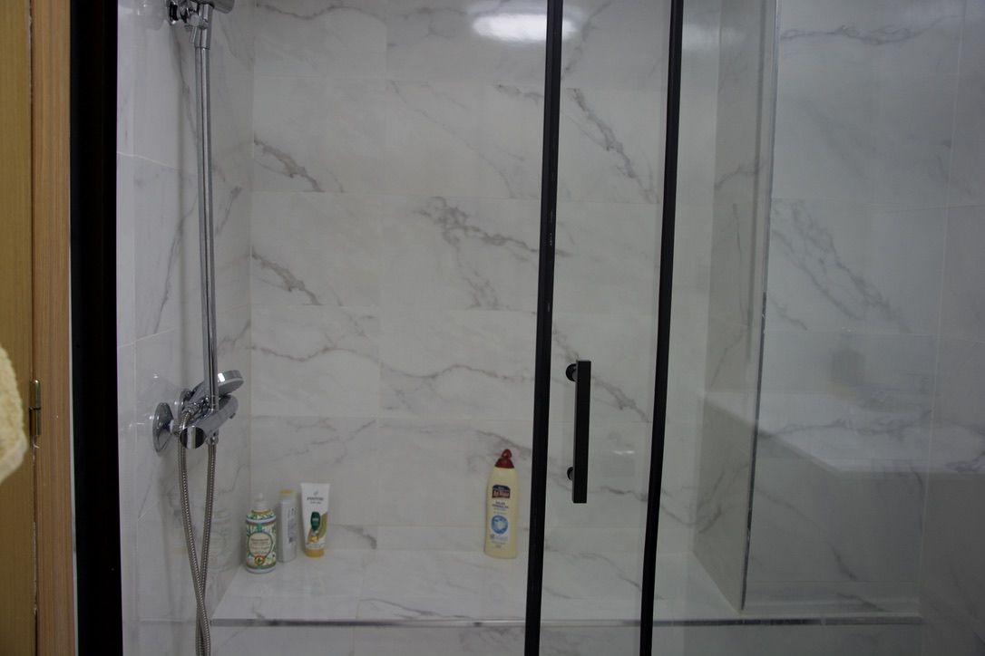 Apartamento Exclusivo en Denia: Terraza, Vistas y Ubicación Ideal, Descubre este apartamento en Denia, Costa Blanca. 3 dorm, 2 baños, gran terraza con vistas al Montgó. Amueblado, piscina y servicios a pie. ¡Tu vida mediterráne