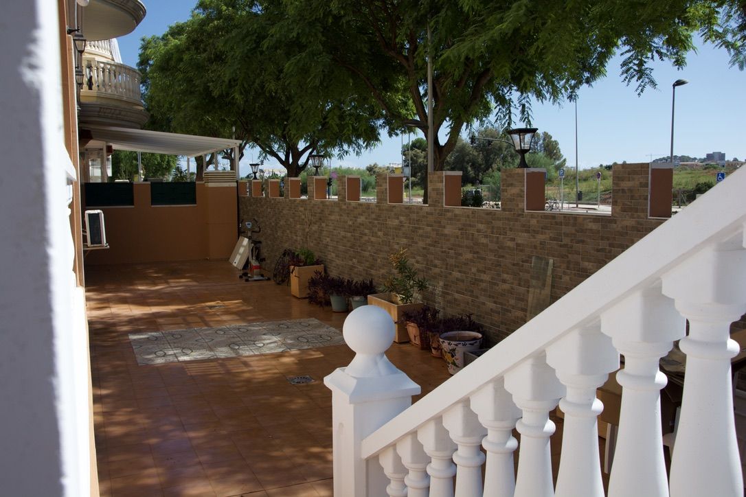 Apartamento Exclusivo en Denia: Terraza, Vistas y Ubicación Ideal, Descubre este apartamento en Denia, Costa Blanca. 3 dorm, 2 baños, gran terraza con vistas al Montgó. Amueblado, piscina y servicios a pie. ¡Tu vida mediterráne