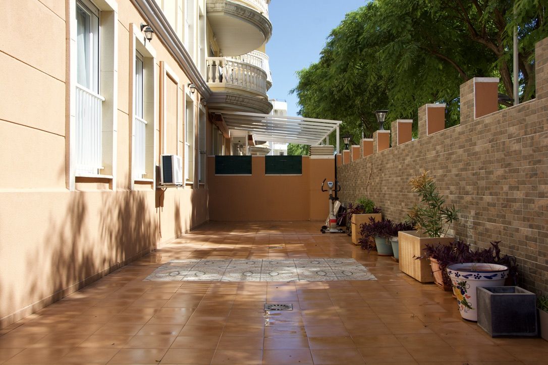 Apartamento Exclusivo en Denia: Terraza, Vistas y Ubicación Ideal, Descubre este apartamento en Denia, Costa Blanca. 3 dorm, 2 baños, gran terraza con vistas al Montgó. Amueblado, piscina y servicios a pie. ¡Tu vida mediterráne