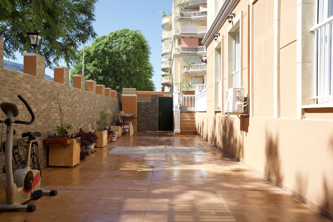 Apartamento Exclusivo en Denia: Terraza, Vistas y Ubicación Ideal, Descubre este apartamento en Denia, Costa Blanca. 3 dorm, 2 baños, gran terraza con vistas al Montgó. Amueblado, piscina y servicios a pie. ¡Tu vida mediterráne