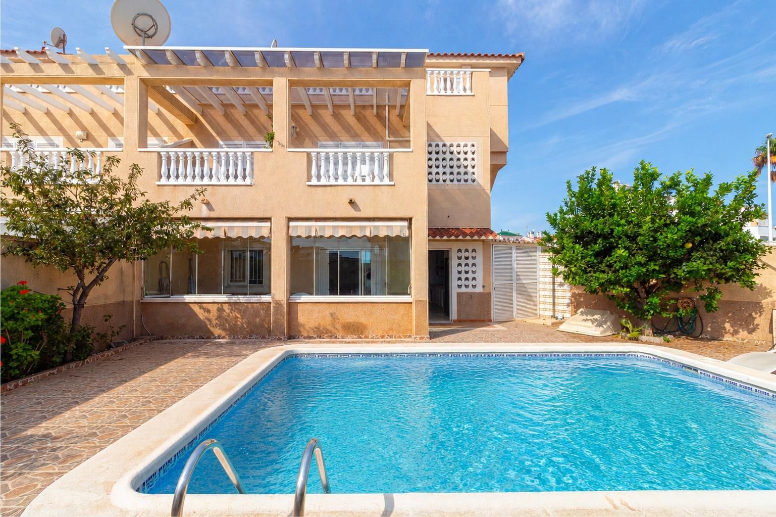 Oasis Mediterráneo: Bungalow con Piscina Privada en Orihuela Costa, Bungalow en Zeniamar, Orihuela Costa. 3 dorm, 2 baños, piscina privada y jardín de 138m². Listo para entrar, amueblado. ¡Tu oasis mediterráneo por 339.000€!