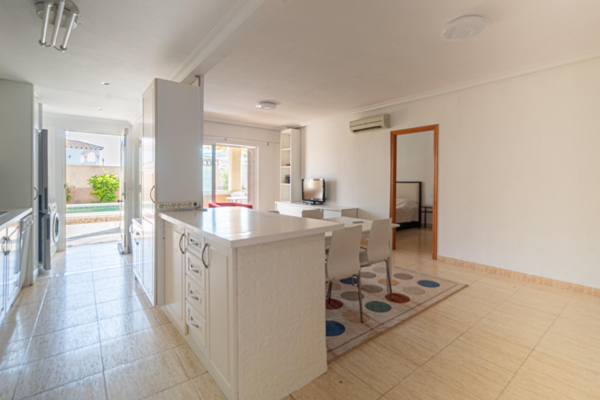 Oasis Mediterráneo: Bungalow con Piscina Privada en Orihuela Costa, Bungalow en Zeniamar, Orihuela Costa. 3 dorm, 2 baños, piscina privada y jardín de 138m². Listo para entrar, amueblado. ¡Tu oasis mediterráneo por 339.000€!