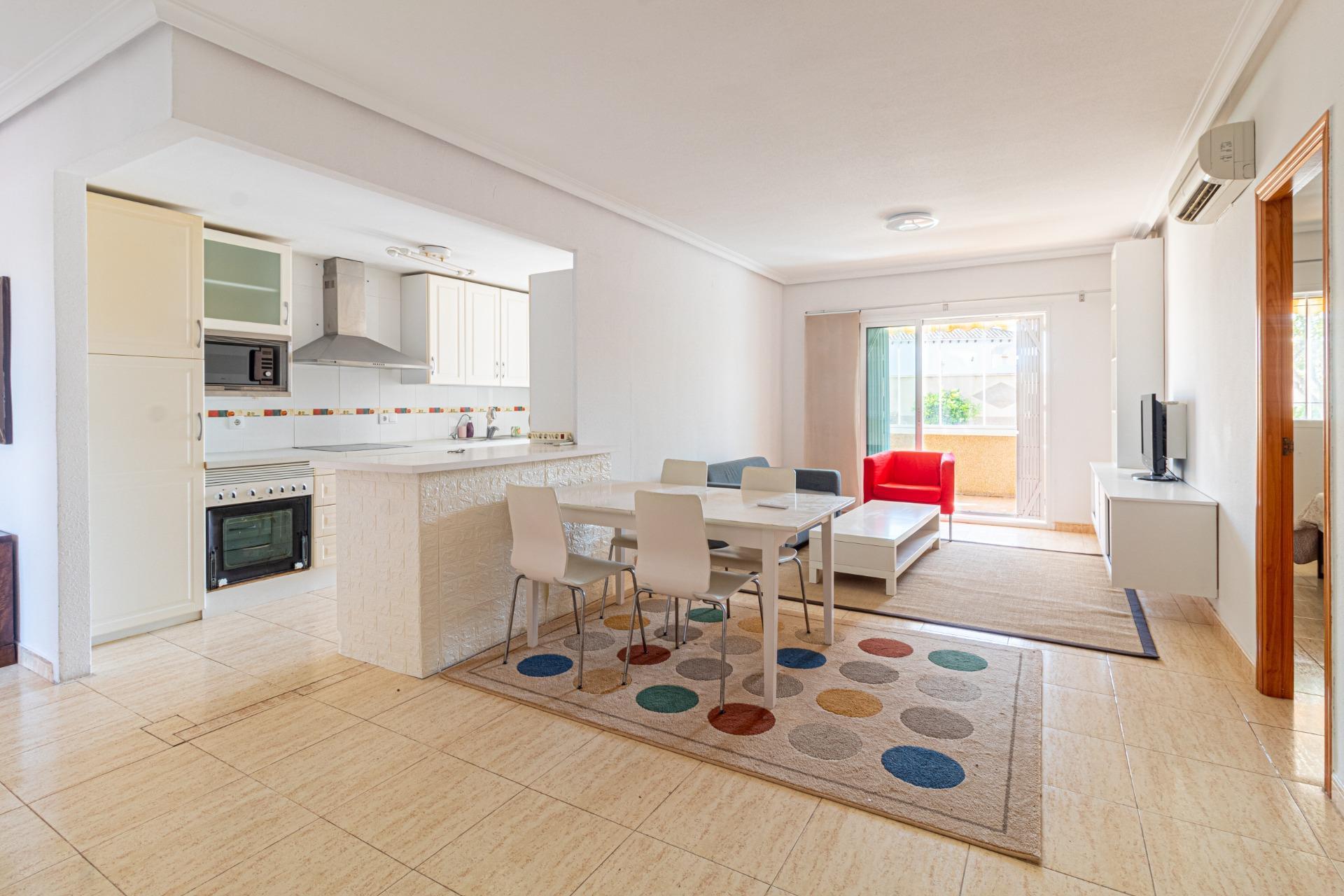 Oasis Mediterráneo: Bungalow con Piscina Privada en Orihuela Costa, Bungalow en Zeniamar, Orihuela Costa. 3 dorm, 2 baños, piscina privada y jardín de 138m². Listo para entrar, amueblado. ¡Tu oasis mediterráneo por 339.000€!