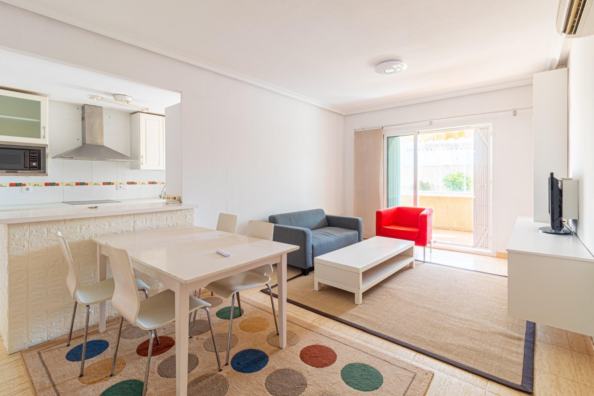 Oasis Mediterráneo: Bungalow con Piscina Privada en Orihuela Costa, Bungalow en Zeniamar, Orihuela Costa. 3 dorm, 2 baños, piscina privada y jardín de 138m². Listo para entrar, amueblado. ¡Tu oasis mediterráneo por 339.000€!