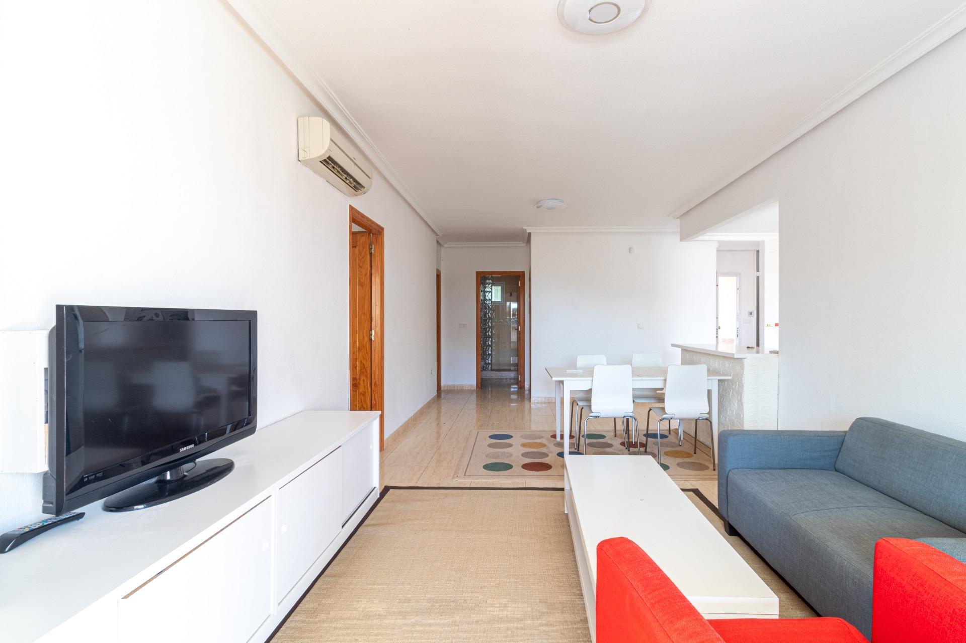 Oasis Mediterráneo: Bungalow con Piscina Privada en Orihuela Costa, Bungalow en Zeniamar, Orihuela Costa. 3 dorm, 2 baños, piscina privada y jardín de 138m². Listo para entrar, amueblado. ¡Tu oasis mediterráneo por 339.000€!