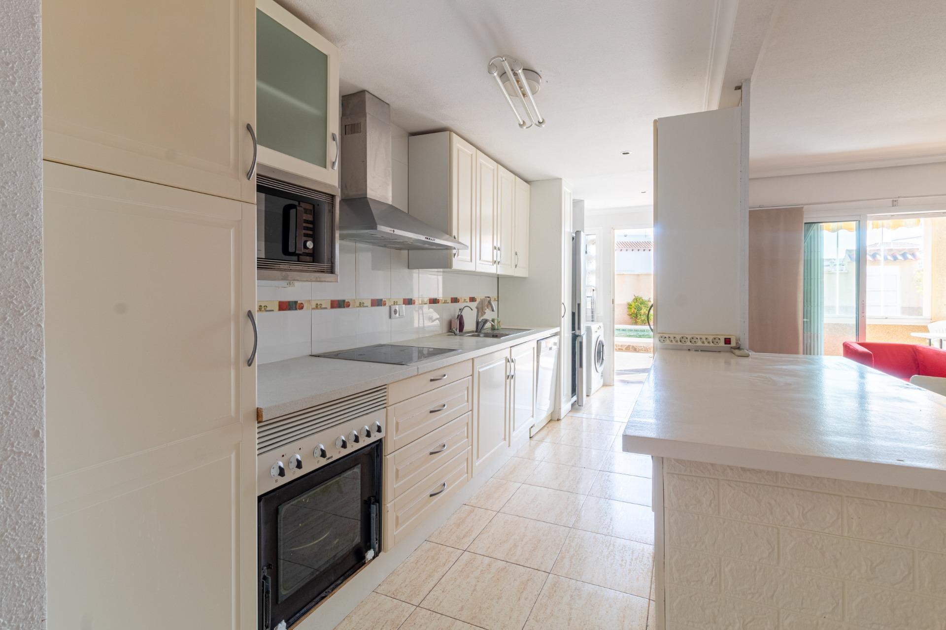 Oasis Mediterráneo: Bungalow con Piscina Privada en Orihuela Costa, Bungalow en Zeniamar, Orihuela Costa. 3 dorm, 2 baños, piscina privada y jardín de 138m². Listo para entrar, amueblado. ¡Tu oasis mediterráneo por 339.000€!