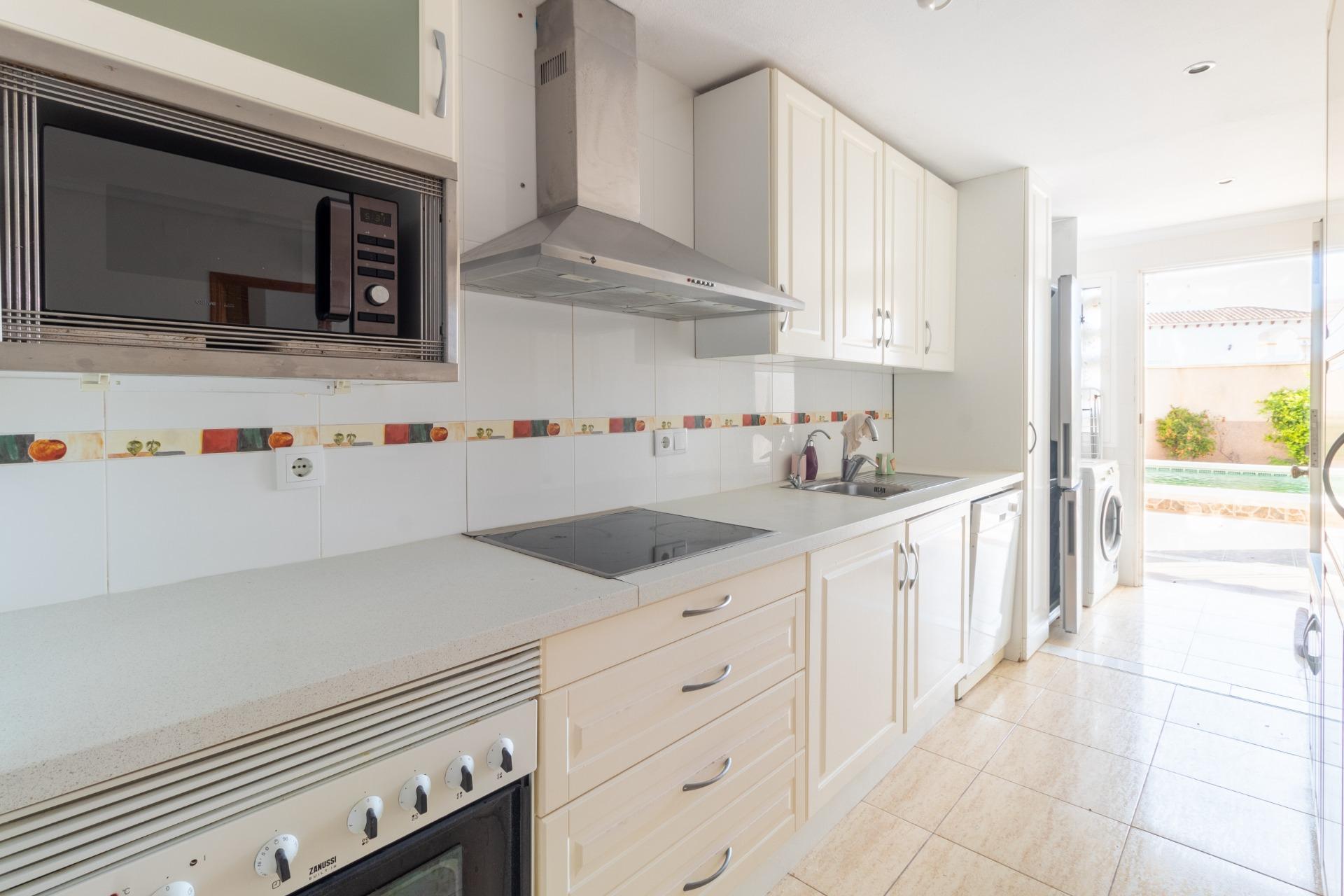 Oasis Mediterráneo: Bungalow con Piscina Privada en Orihuela Costa, Bungalow en Zeniamar, Orihuela Costa. 3 dorm, 2 baños, piscina privada y jardín de 138m². Listo para entrar, amueblado. ¡Tu oasis mediterráneo por 339.000€!