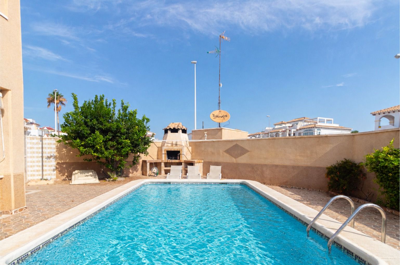 Oasis Mediterráneo: Bungalow con Piscina Privada en Orihuela Costa, Bungalow en Zeniamar, Orihuela Costa. 3 dorm, 2 baños, piscina privada y jardín de 138m². Listo para entrar, amueblado. ¡Tu oasis mediterráneo por 339.000€!