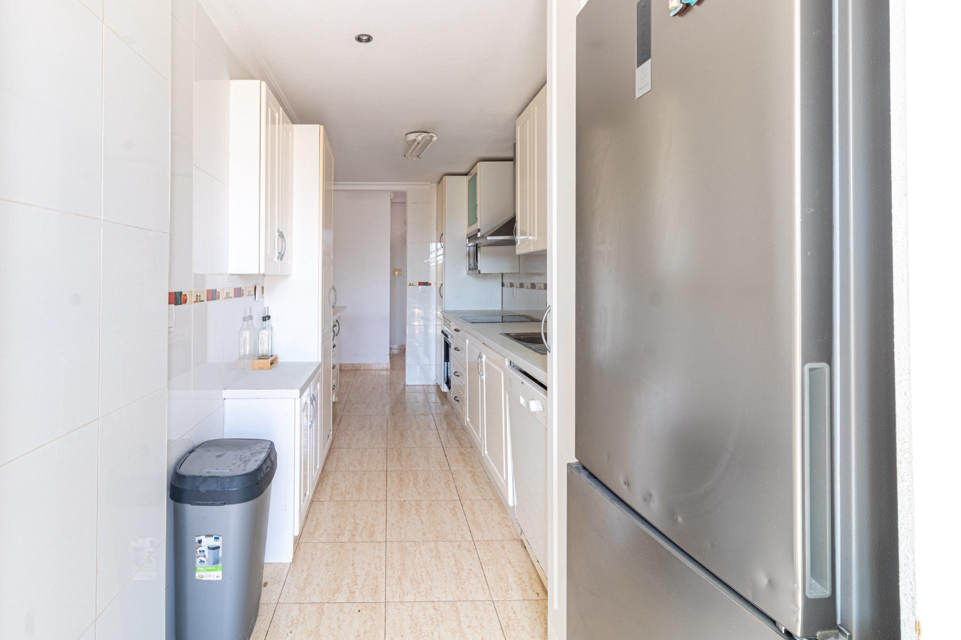 Oasis Mediterráneo: Bungalow con Piscina Privada en Orihuela Costa, Bungalow en Zeniamar, Orihuela Costa. 3 dorm, 2 baños, piscina privada y jardín de 138m². Listo para entrar, amueblado. ¡Tu oasis mediterráneo por 339.000€!
