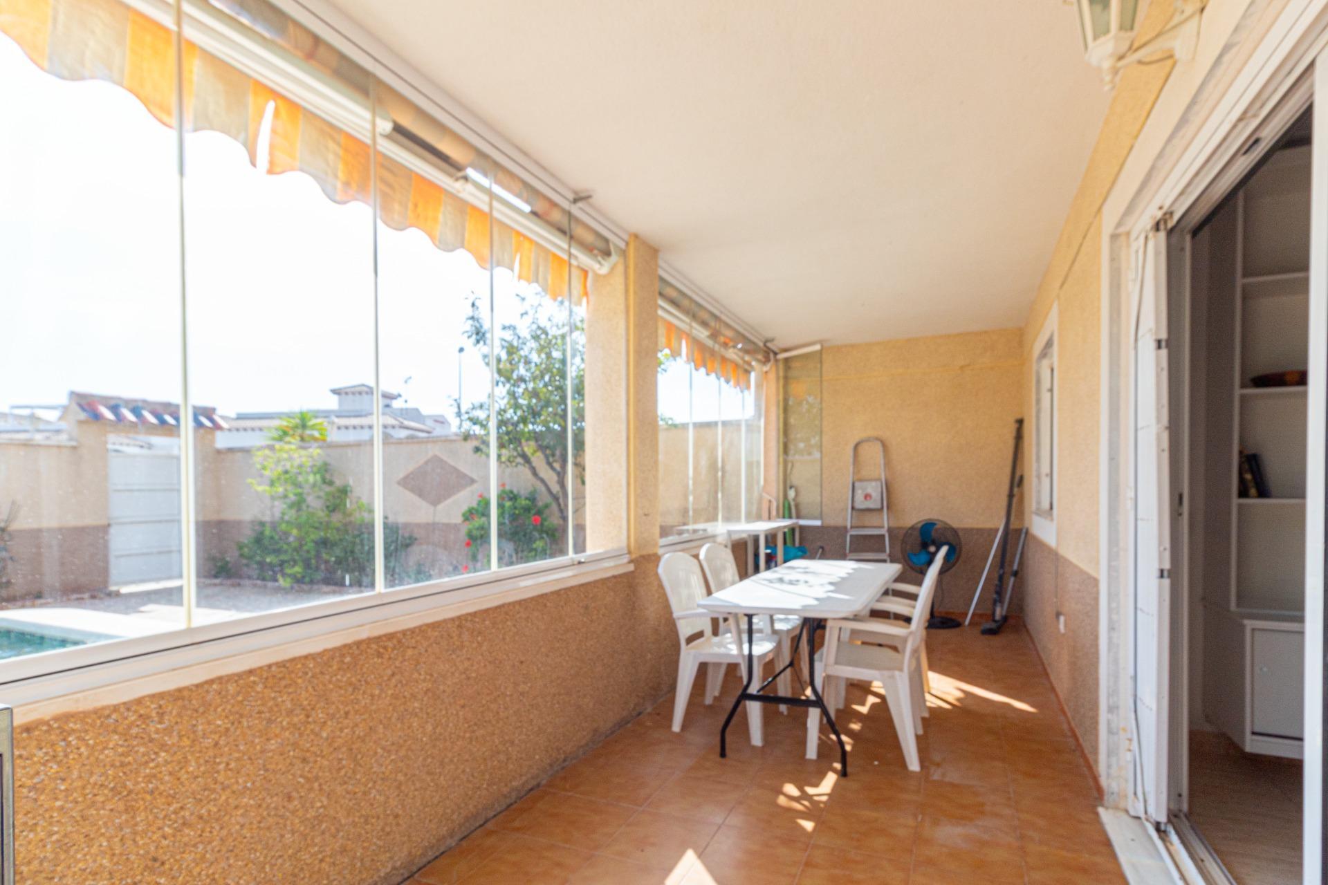 Oasis Mediterráneo: Bungalow con Piscina Privada en Orihuela Costa, Bungalow en Zeniamar, Orihuela Costa. 3 dorm, 2 baños, piscina privada y jardín de 138m². Listo para entrar, amueblado. ¡Tu oasis mediterráneo por 339.000€!