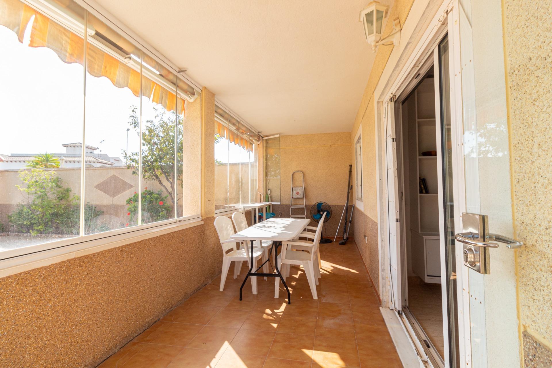 Oasis Mediterráneo: Bungalow con Piscina Privada en Orihuela Costa, Bungalow en Zeniamar, Orihuela Costa. 3 dorm, 2 baños, piscina privada y jardín de 138m². Listo para entrar, amueblado. ¡Tu oasis mediterráneo por 339.000€!