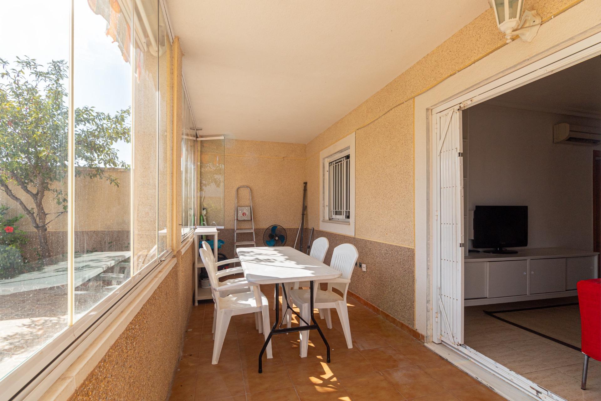 Oasis Mediterráneo: Bungalow con Piscina Privada en Orihuela Costa, Bungalow en Zeniamar, Orihuela Costa. 3 dorm, 2 baños, piscina privada y jardín de 138m². Listo para entrar, amueblado. ¡Tu oasis mediterráneo por 339.000€!