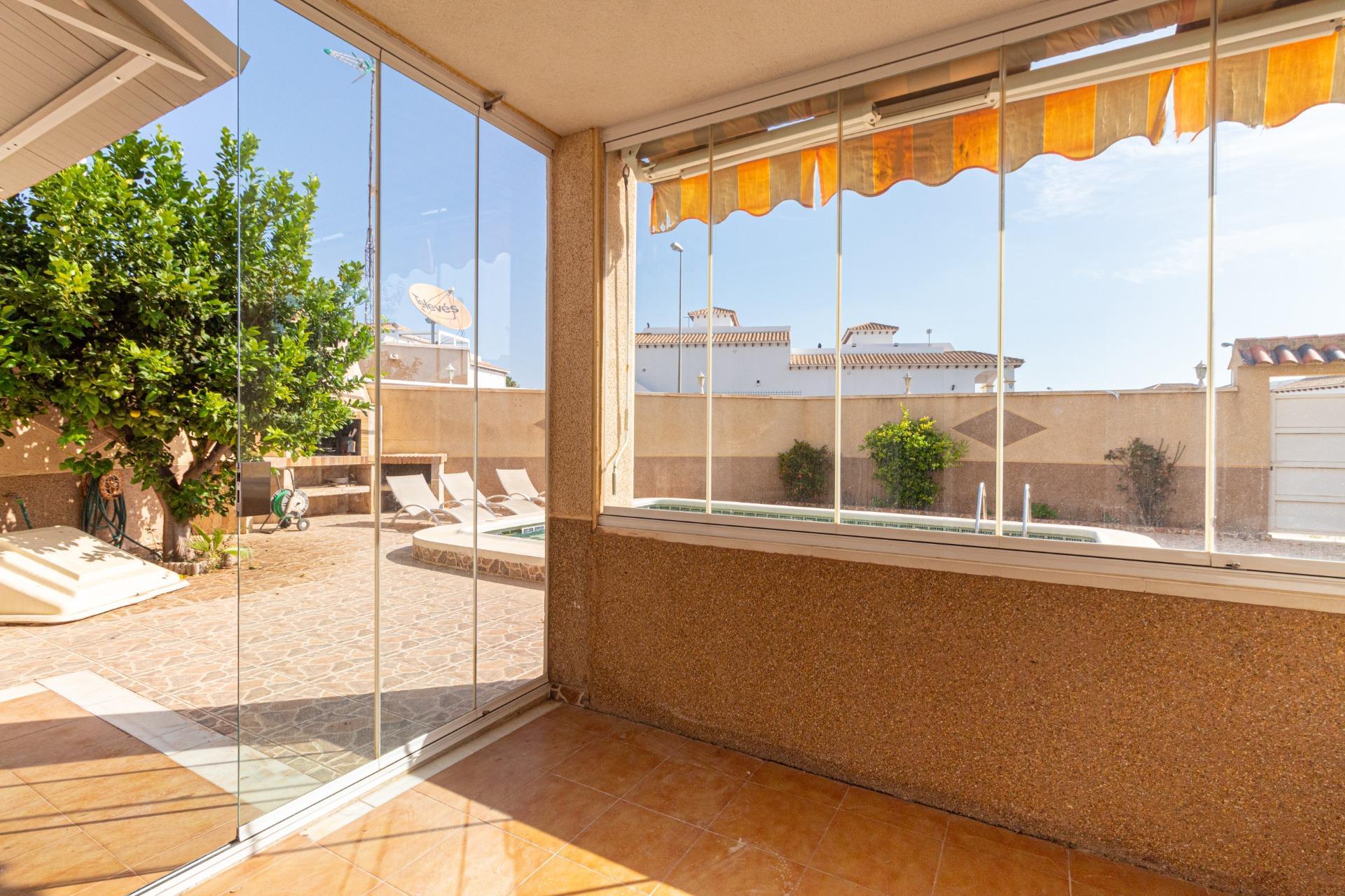 Oasis Mediterráneo: Bungalow con Piscina Privada en Orihuela Costa, Bungalow en Zeniamar, Orihuela Costa. 3 dorm, 2 baños, piscina privada y jardín de 138m². Listo para entrar, amueblado. ¡Tu oasis mediterráneo por 339.000€!