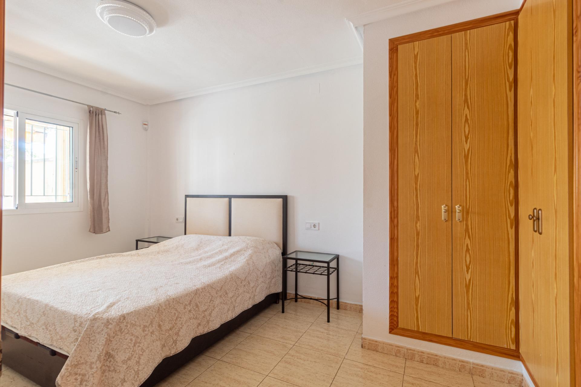 Oasis Mediterráneo: Bungalow con Piscina Privada en Orihuela Costa, Bungalow en Zeniamar, Orihuela Costa. 3 dorm, 2 baños, piscina privada y jardín de 138m². Listo para entrar, amueblado. ¡Tu oasis mediterráneo por 339.000€!