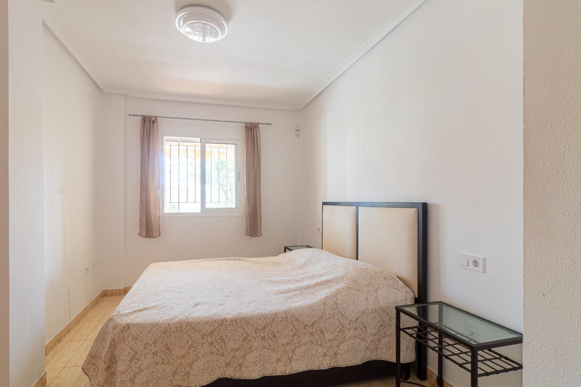 Oasis Mediterráneo: Bungalow con Piscina Privada en Orihuela Costa, Bungalow en Zeniamar, Orihuela Costa. 3 dorm, 2 baños, piscina privada y jardín de 138m². Listo para entrar, amueblado. ¡Tu oasis mediterráneo por 339.000€!