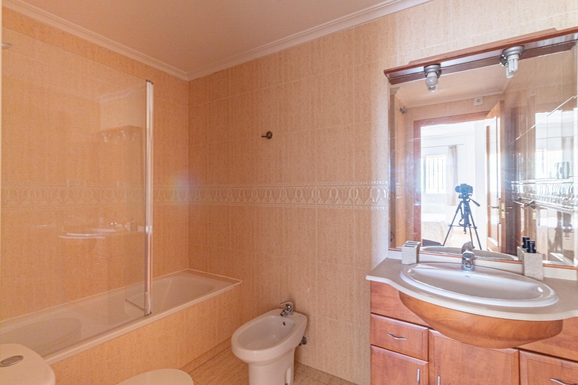 Oasis Mediterráneo: Bungalow con Piscina Privada en Orihuela Costa, Bungalow en Zeniamar, Orihuela Costa. 3 dorm, 2 baños, piscina privada y jardín de 138m². Listo para entrar, amueblado. ¡Tu oasis mediterráneo por 339.000€!